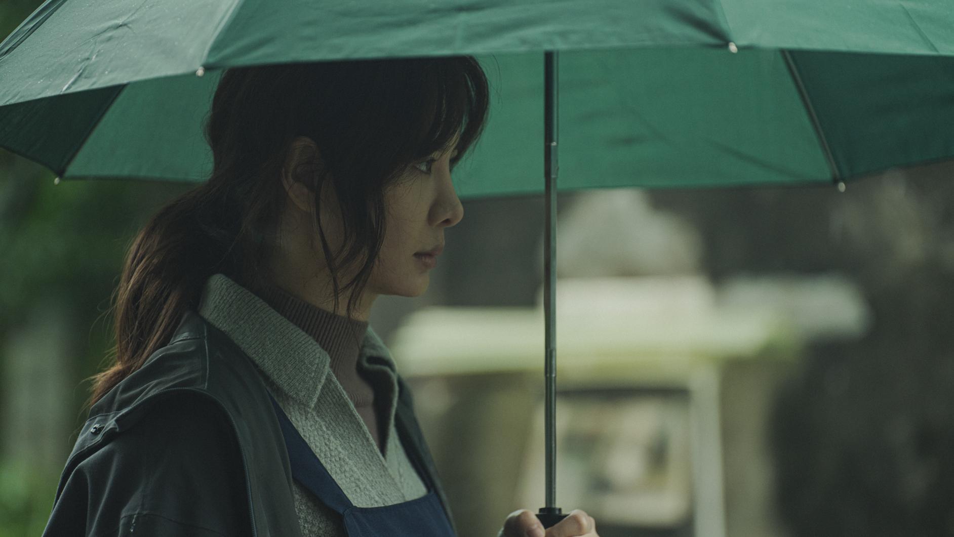 安心亞戲裡打扮樸素，一甩舞台上性感女神模樣。（威視提供）