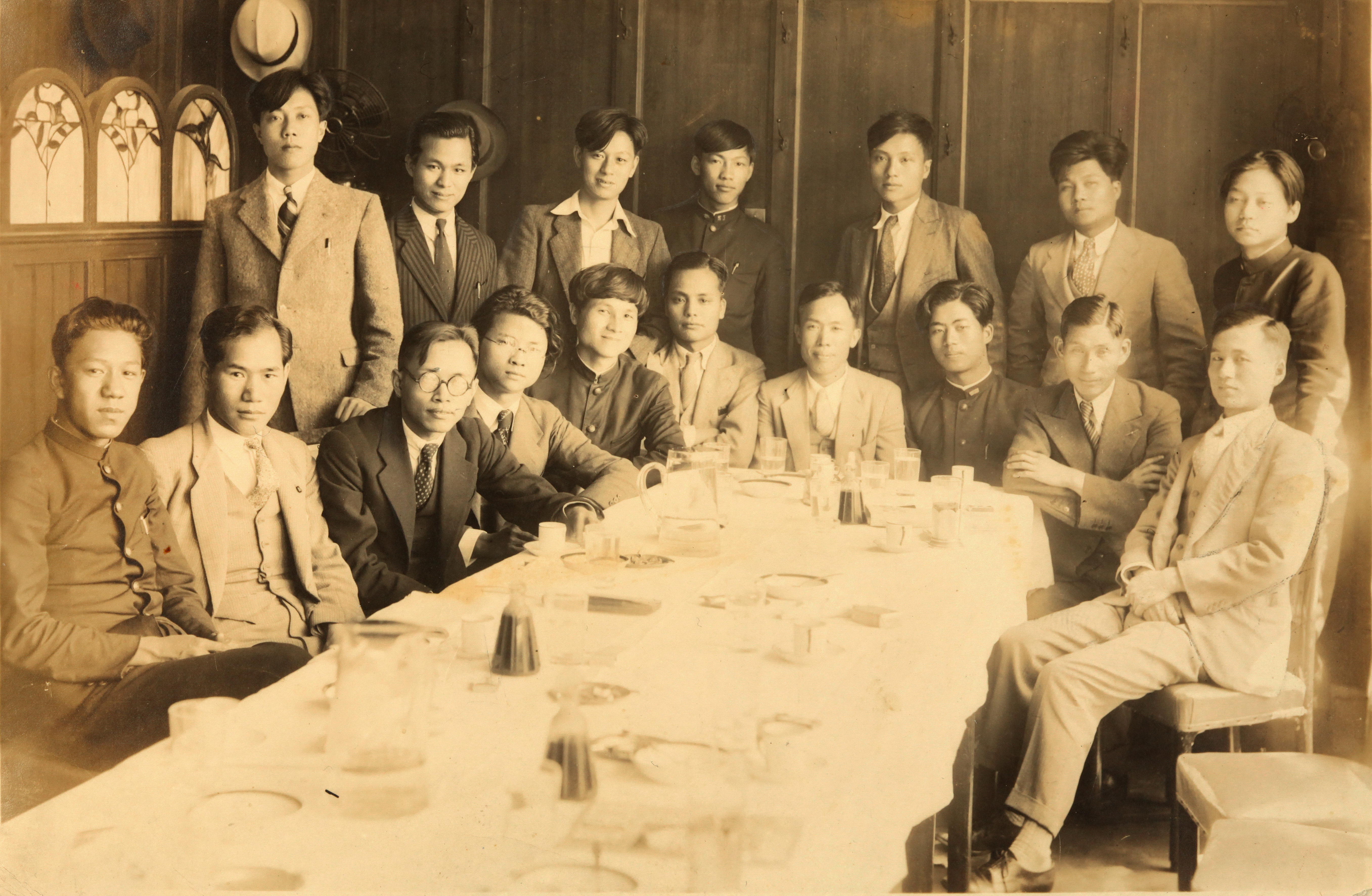 《天亮前的戀愛》以台灣作家翁鬧(前排左五)的傳奇人生與作品為主軸。(張玉園女士提供)