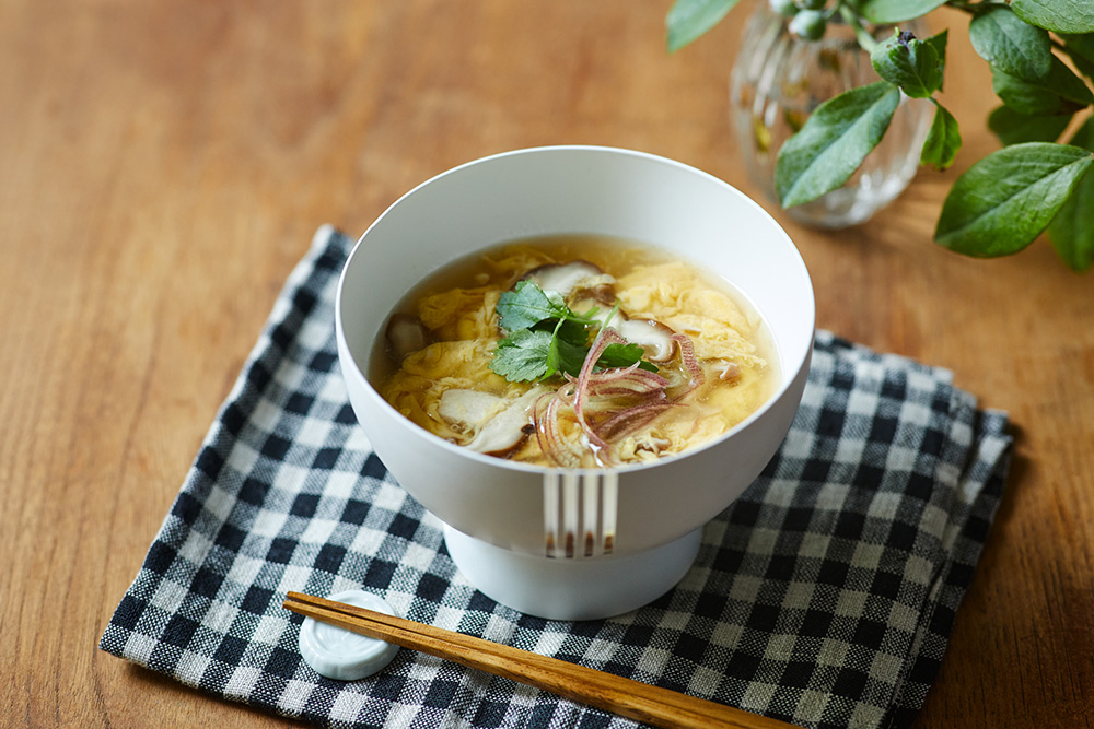 日本的麒麟控股近日研發出一款智能餐具可以增加食物鹹味，包括智能碗等。（翻攝自KIRIN官網）