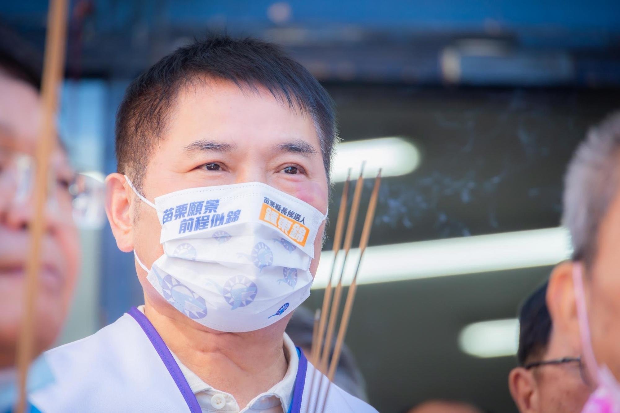 鍾東錦今天委任律師前往苗栗地檢署按鈴，對國民黨祕書長黃健庭提告意圖使人不當選及誹謗罪，也對地院提出確認國民黨員資格的訴訟。（翻攝自鍾東錦臉書）
