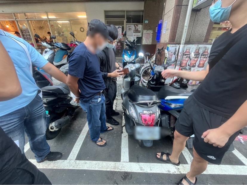 警方逮捕52歲劉姓慣竊（中）。（警方提供）