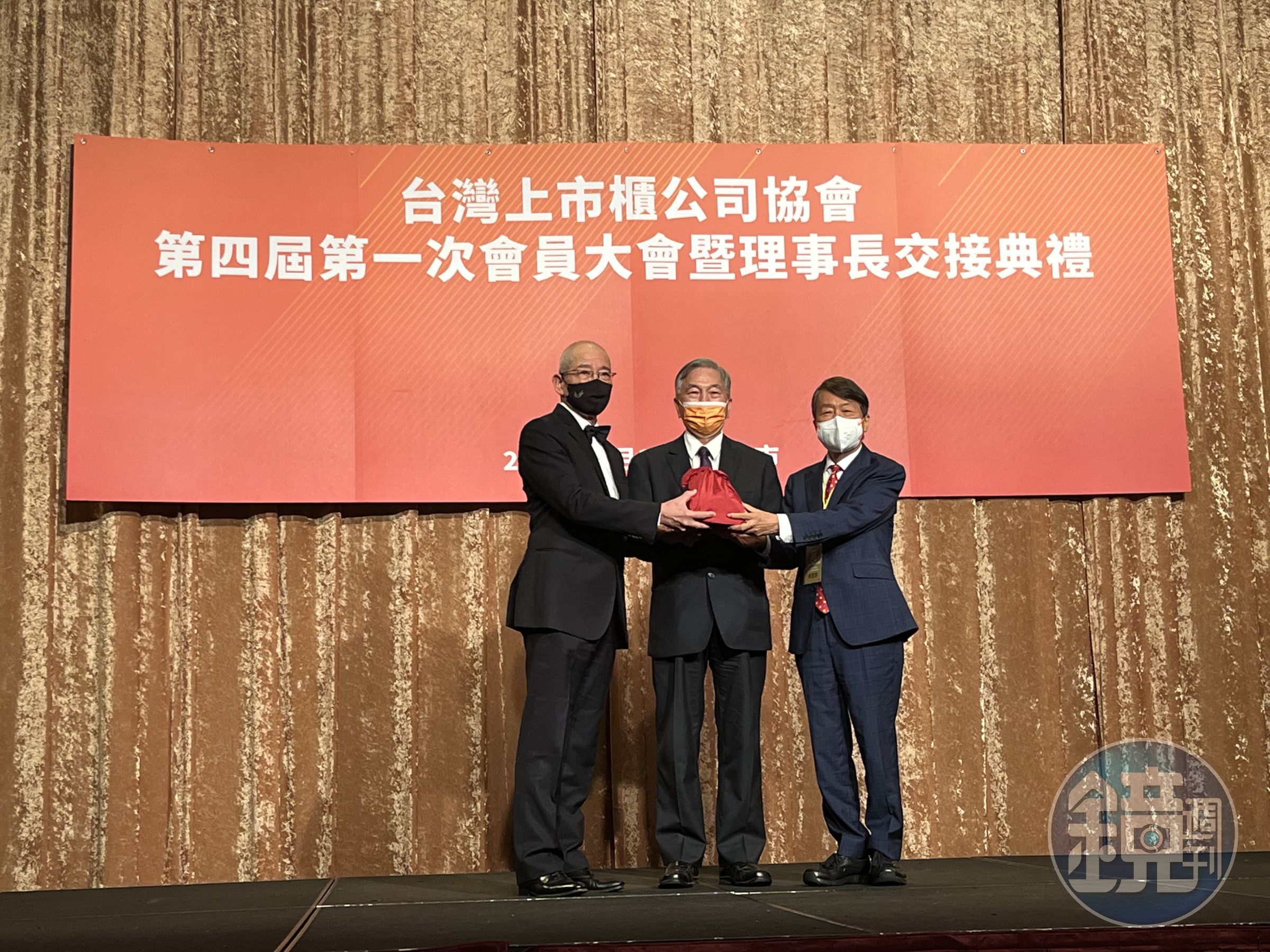 大聯大董事長黃偉祥（左）接任上市櫃公司協會理事長。