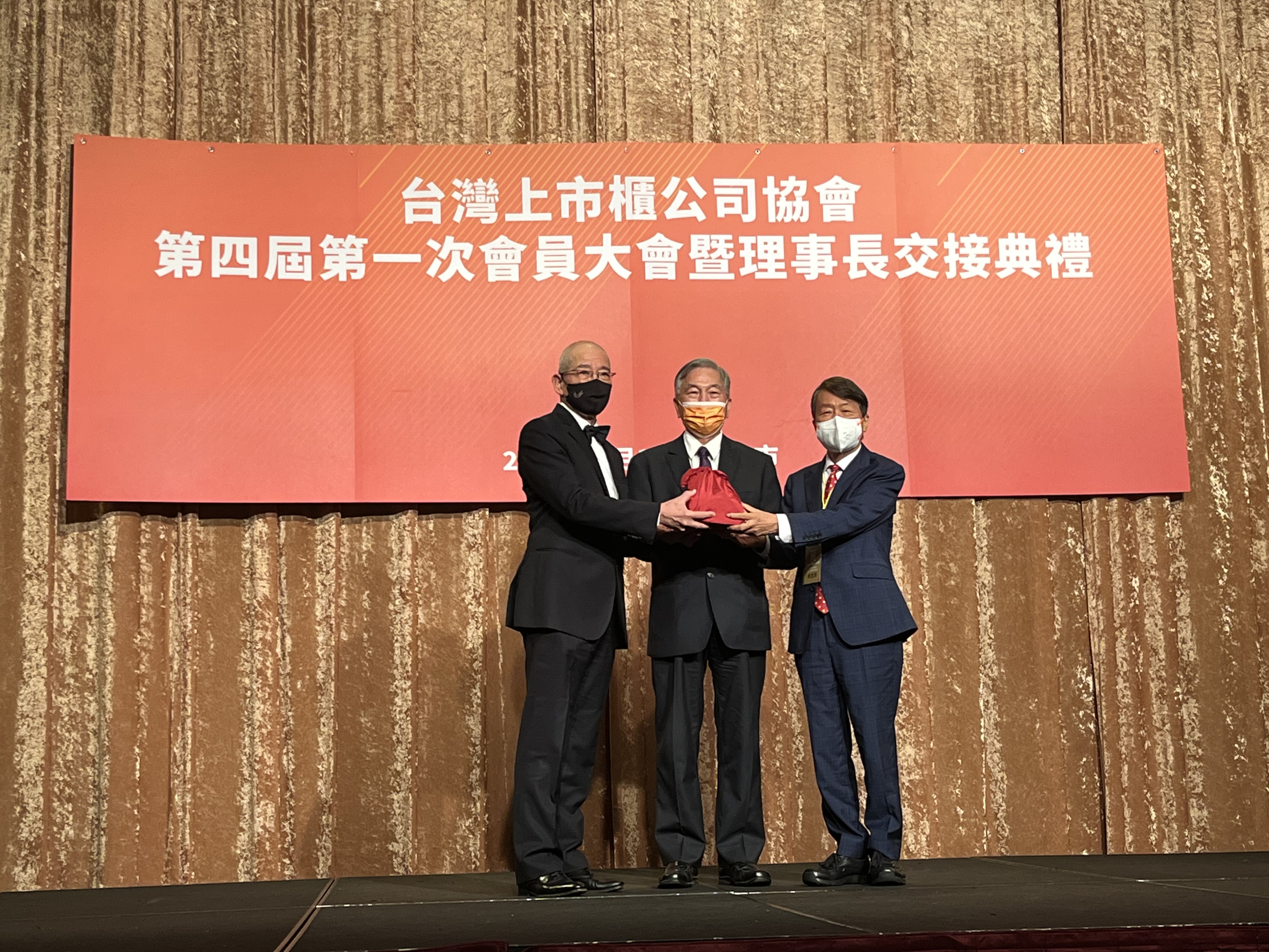 大聯大董事長黃偉祥（左）接任上市櫃公司協會理事長。