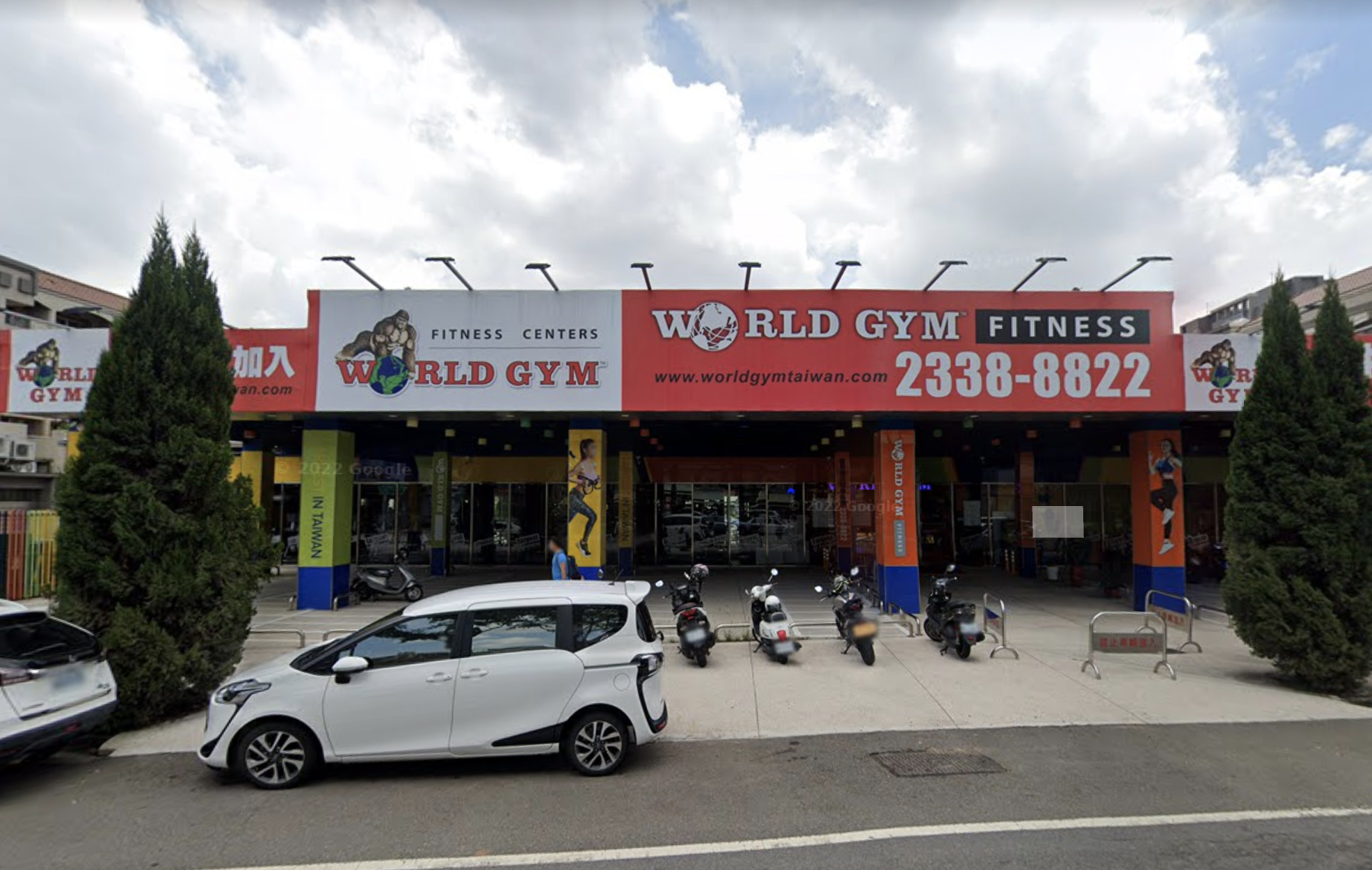 台中一間World Gym發生意外，一名女子在健身時不慎受傷，目前插管急救中。（翻攝自Google Maps）