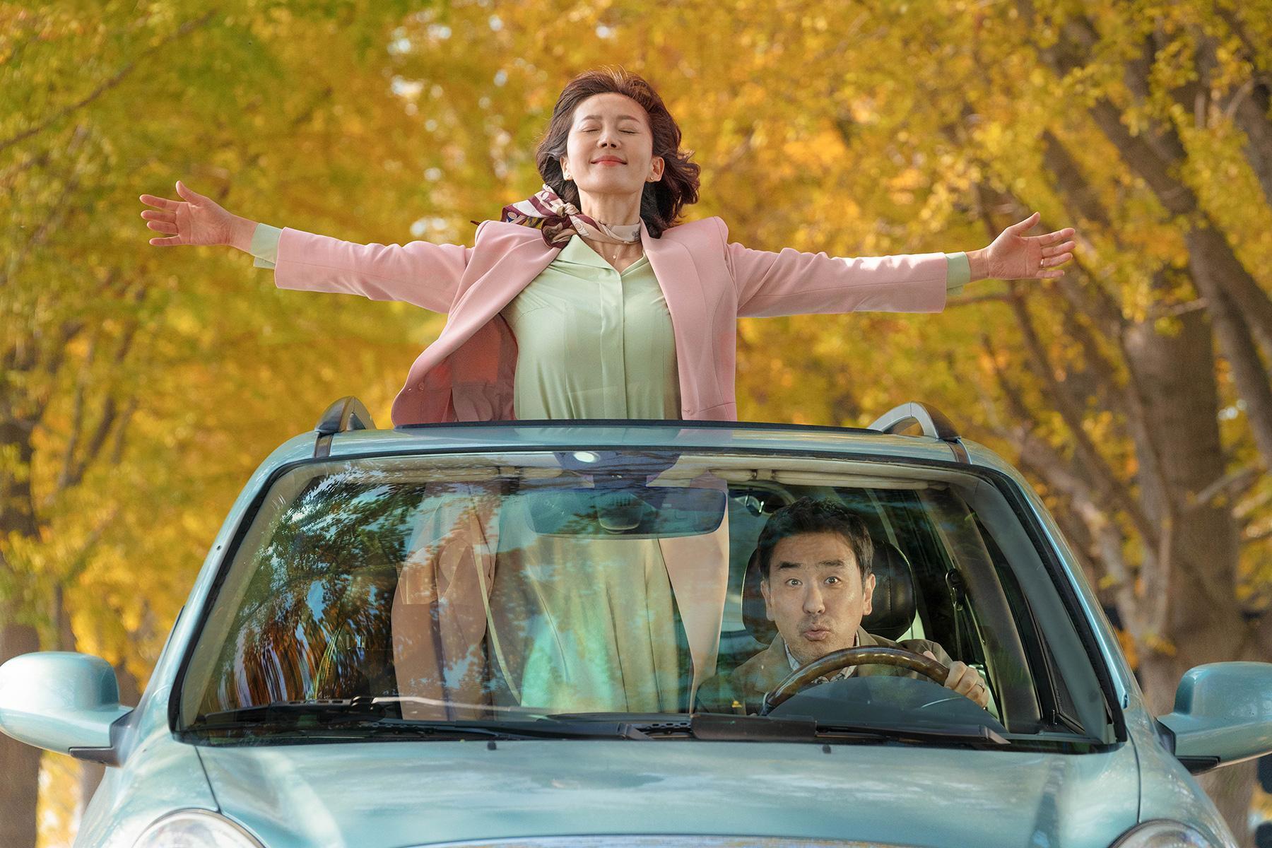 廉晶雅在《人生真美麗》飾演尋找記憶中的初戀的妻子,柳承龍陪伴妻子尋夢。(車庫提供)