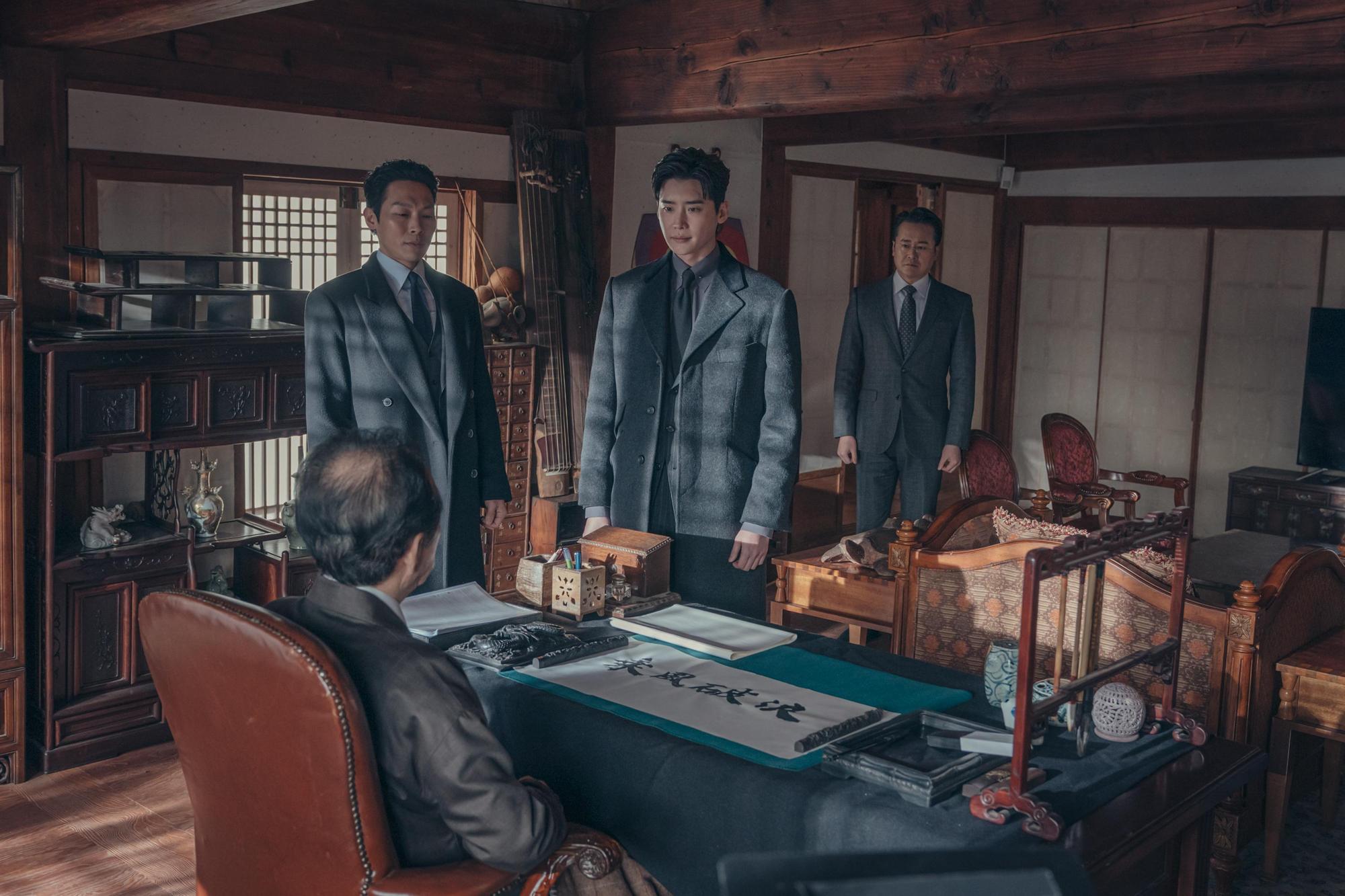 李鍾碩接下「大老鼠」稱號,與神祕組織一起對抗市長。(disney+提供)