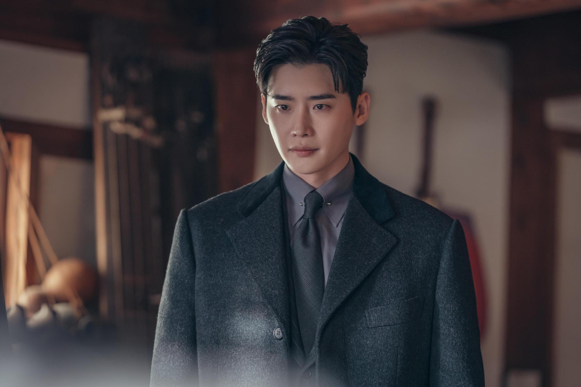 李鍾碩退伍以《黑話律師》復出,演技收服觀眾。(disney+提供)
