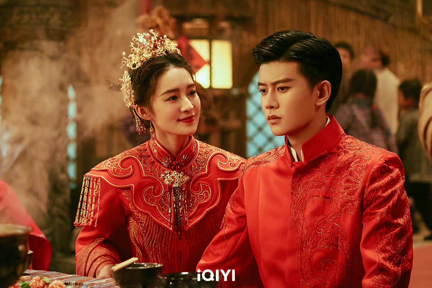任嘉倫與李沁主演《請君》今開播,第一集兩人即結婚送入洞房。(愛奇藝國際站提供)