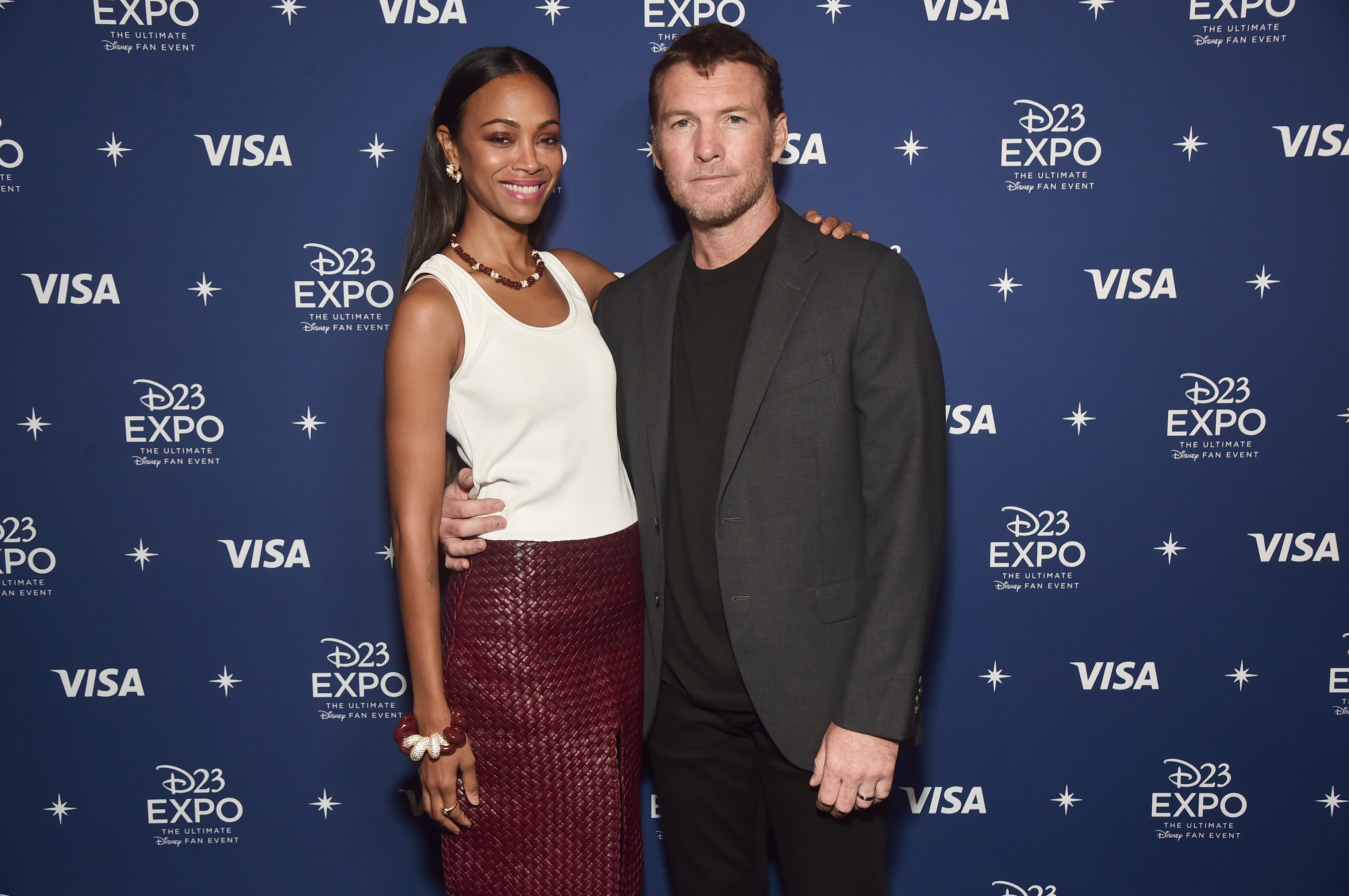 柔伊莎達娜（左）與山姆沃辛頓（右），12年後再次為了《阿凡達》合體宣傳。（迪士尼提供）