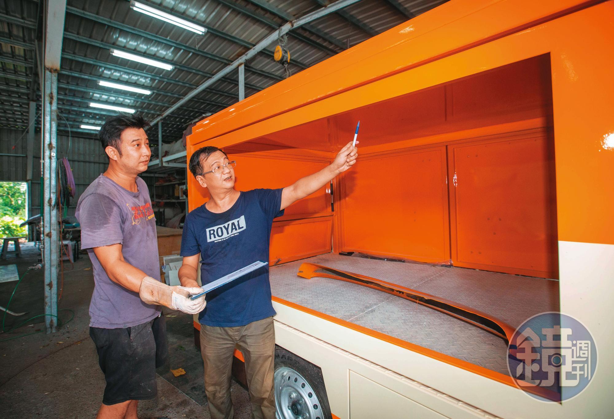 年底選戰開打，龔修賢（右）沒日沒夜趕工選舉車，切下貨卡車門準備安裝LED電視。