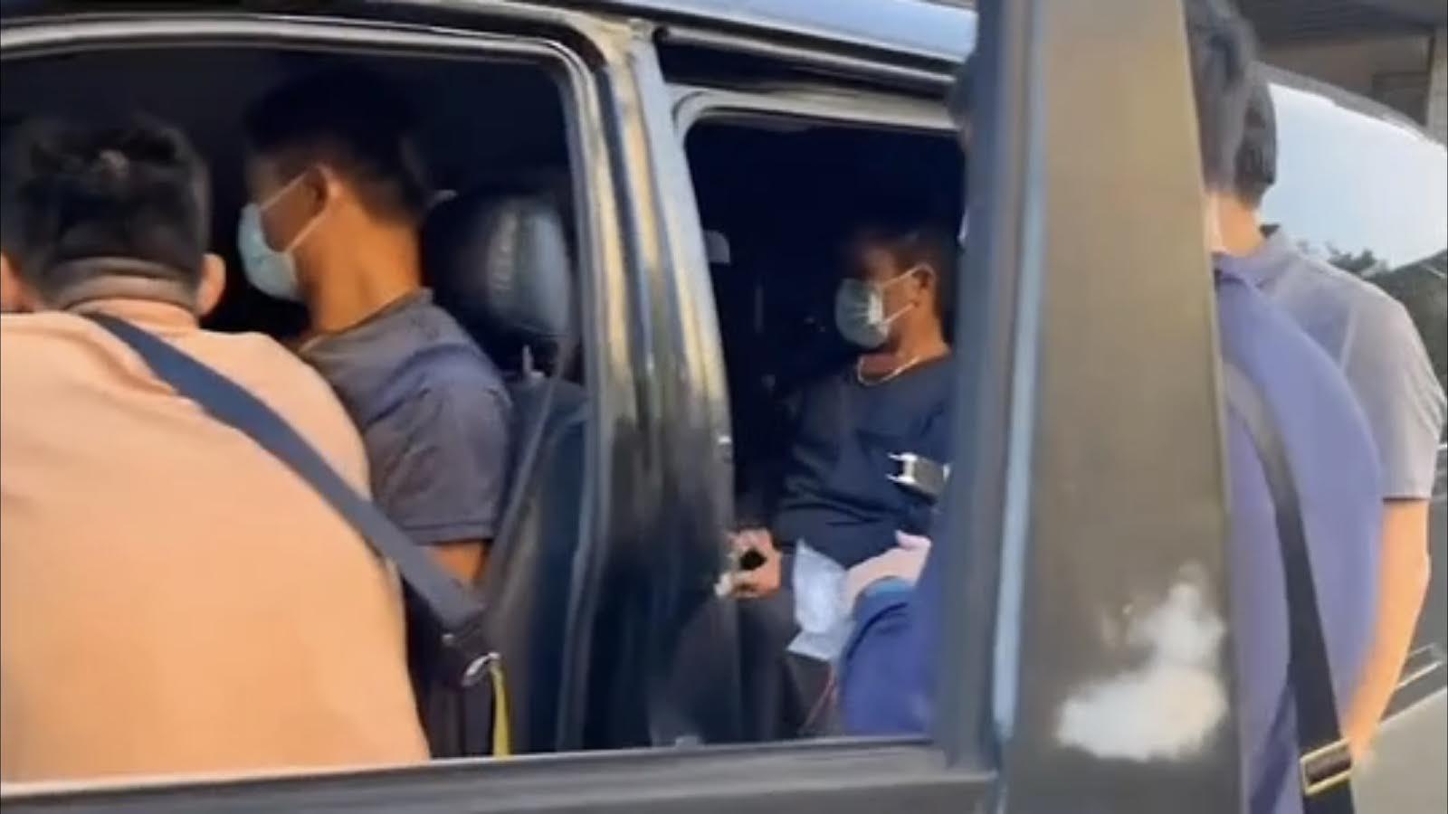 專勤隊員圍捕攔車查獲數名失聯移工。（台北市專勤隊提供）