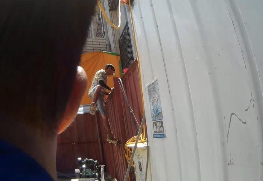 失聯移工翻牆逃跑,仍遭矯健的專勤隊員一網打盡。(台北市專勤隊提供)