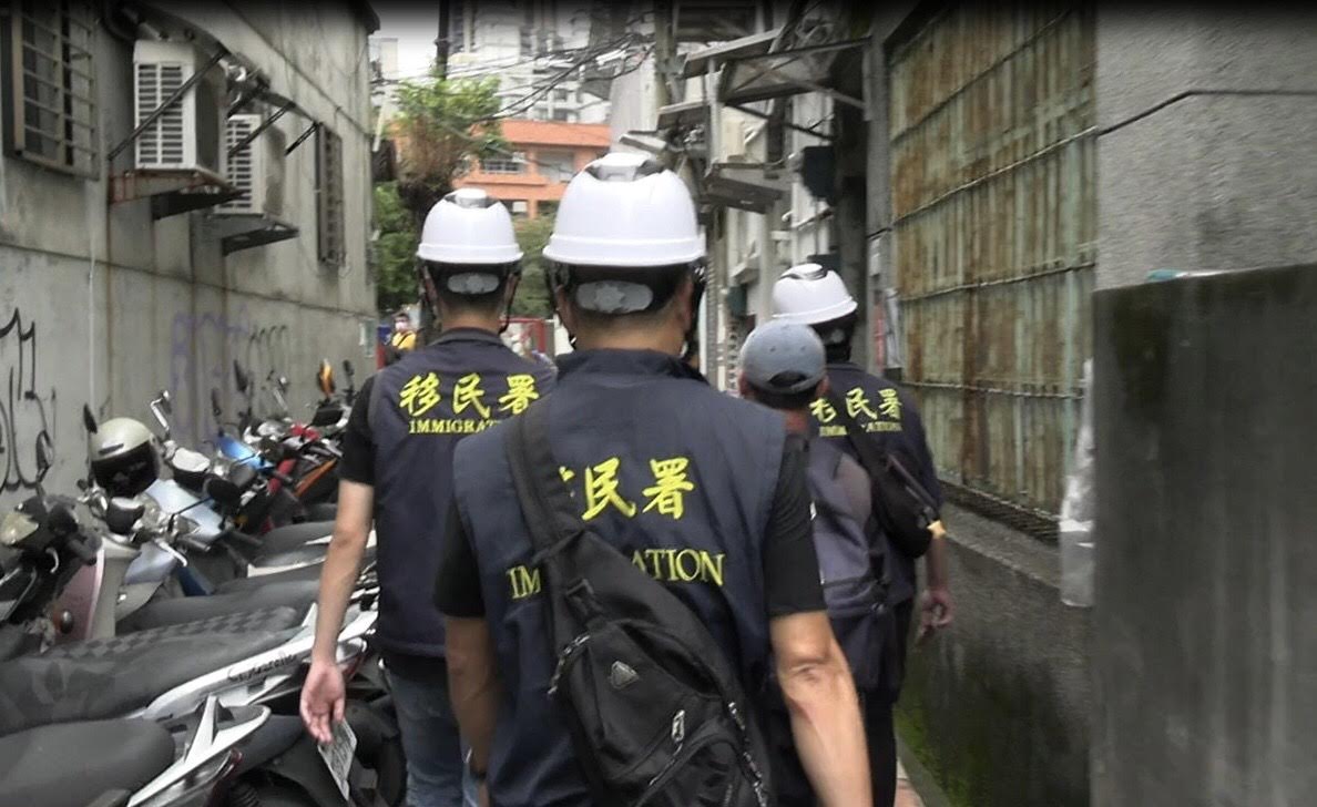 移民署台北市專勤隊員將失聯移工帶回查處。(台北市專勤隊提供)