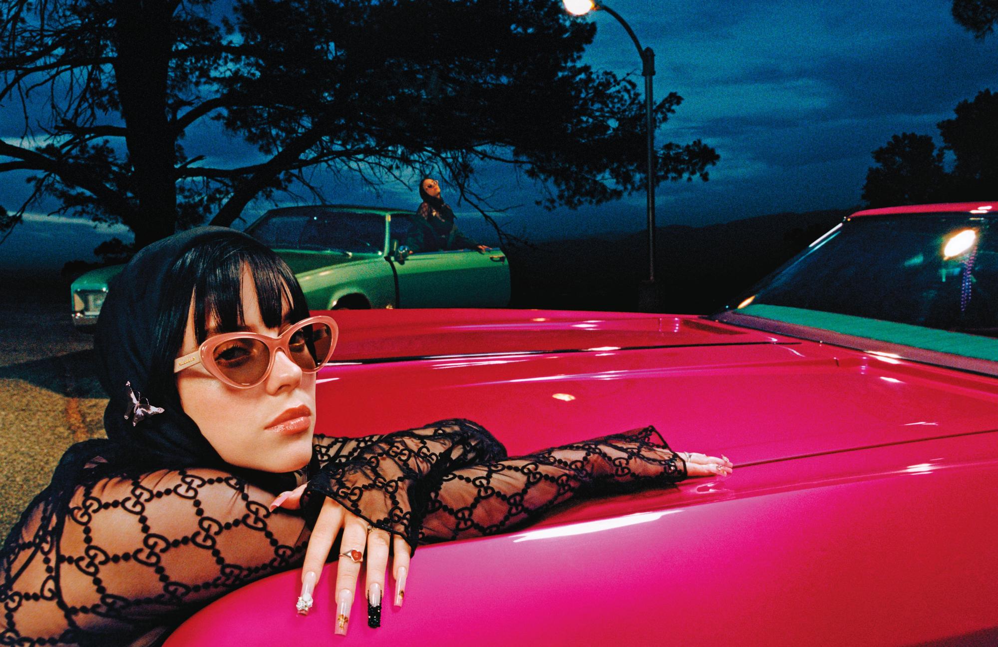 Billie Eilish佩戴GUCCI粉紅色貓眼設計墨鏡,展開一場公路旅程。
