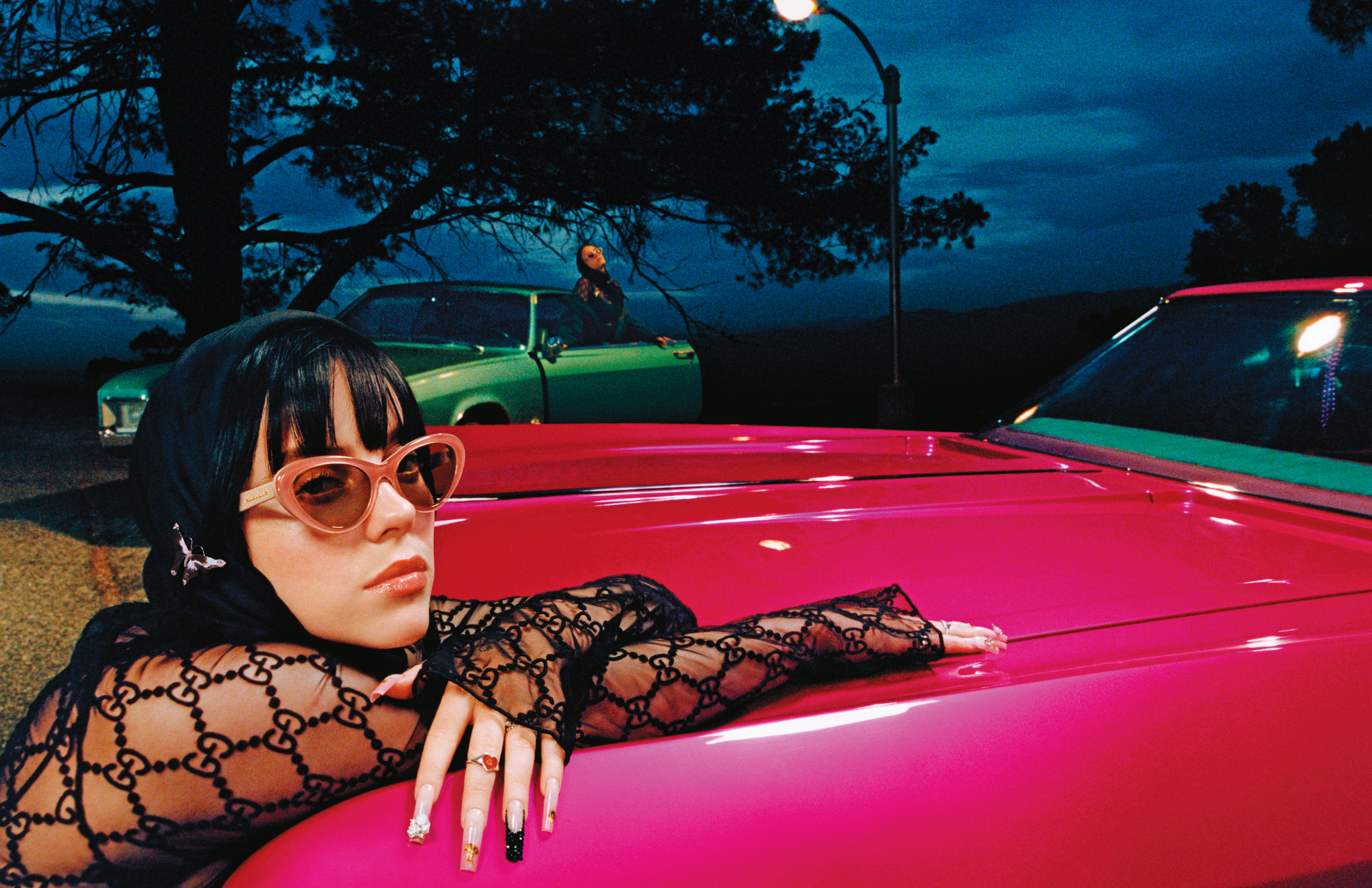 Billie Eilish佩戴GUCCI粉紅色貓眼設計墨鏡，展開一場公路旅程。