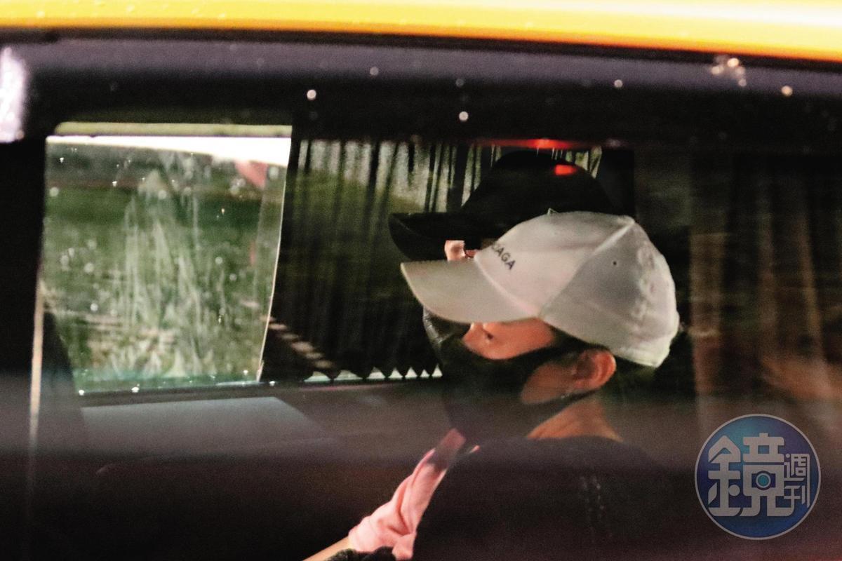 本刊直擊温昇豪與李杏在深夜的車中一起回家,畫面很有戲劇張力。(本刊資料照)
