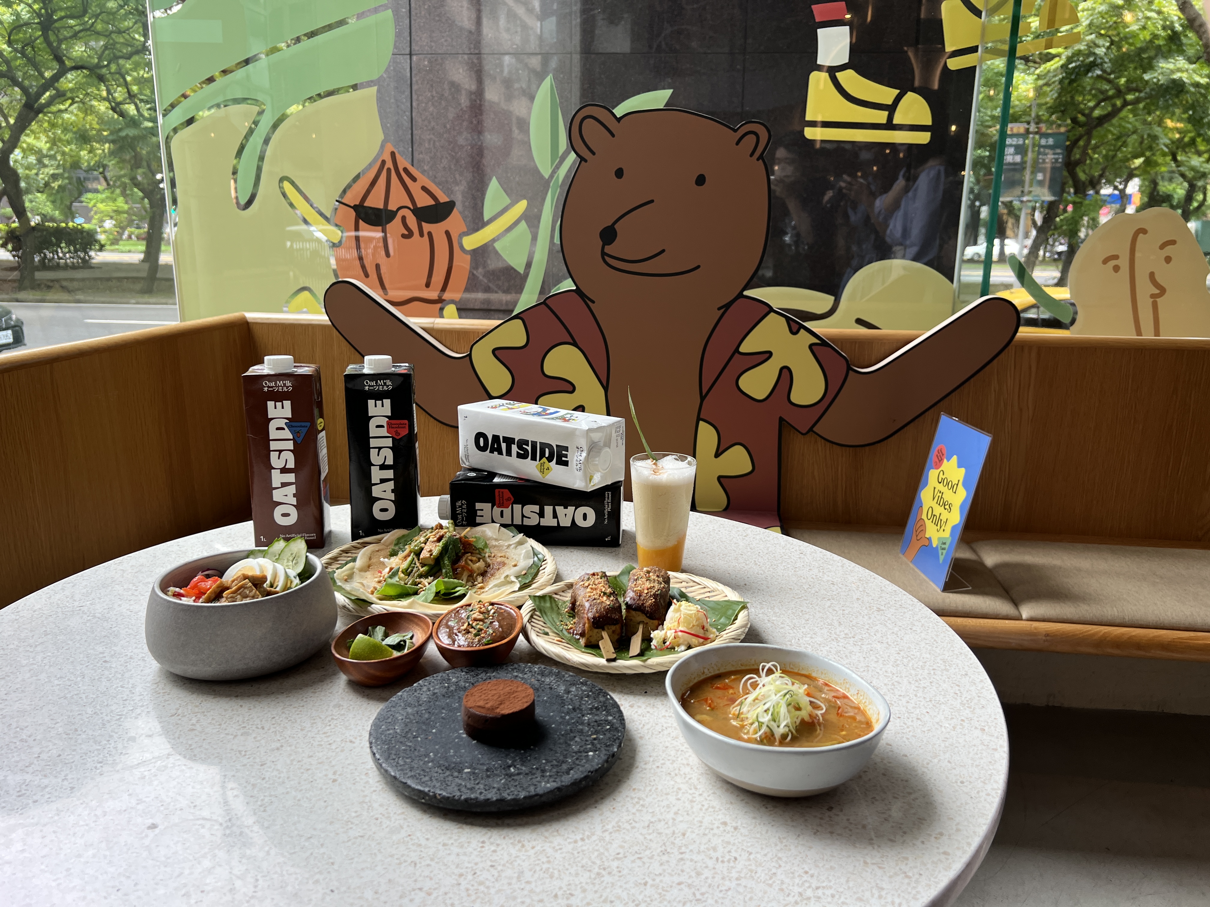 「小小樹食」與新加坡燕麥奶品牌「OATSIDE」聯手，打造秋天最強南洋蔬食料理，未來也有機會在不同店和Curious Bar重現。