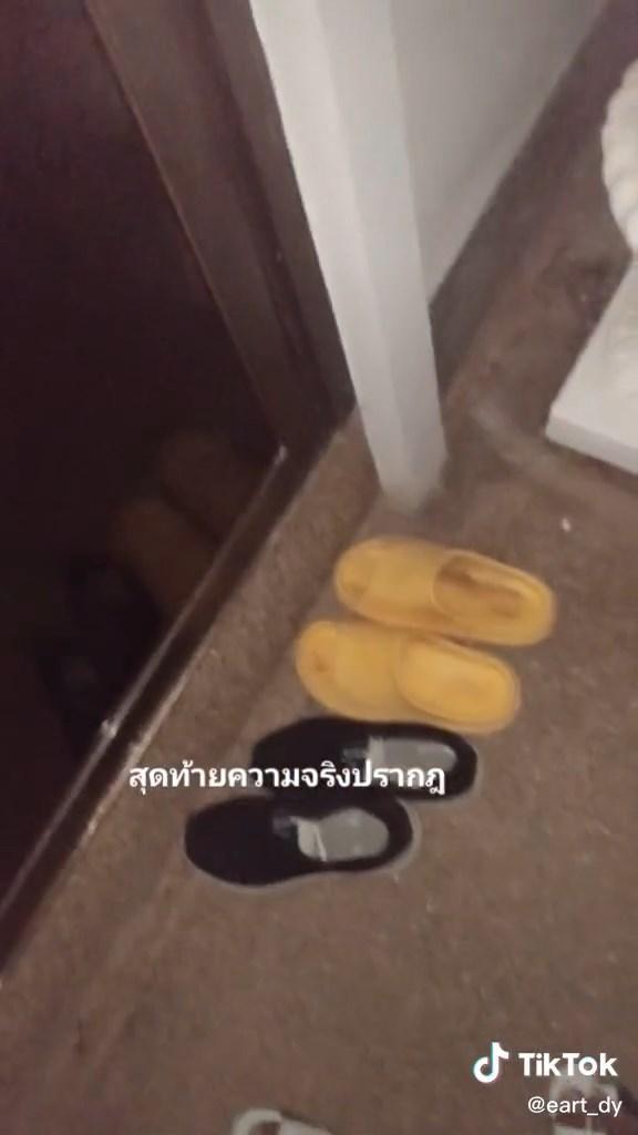 門前兩雙鞋，已經讓男子察覺不對勁。（翻自TikTok）