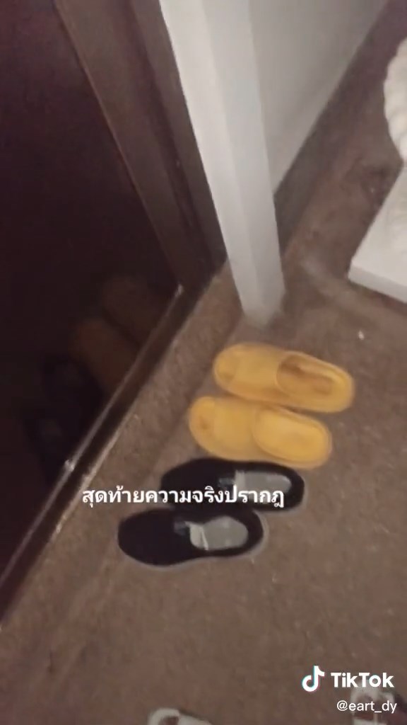 門前兩雙鞋，已經讓男子察覺不對勁。（翻自TikTok）