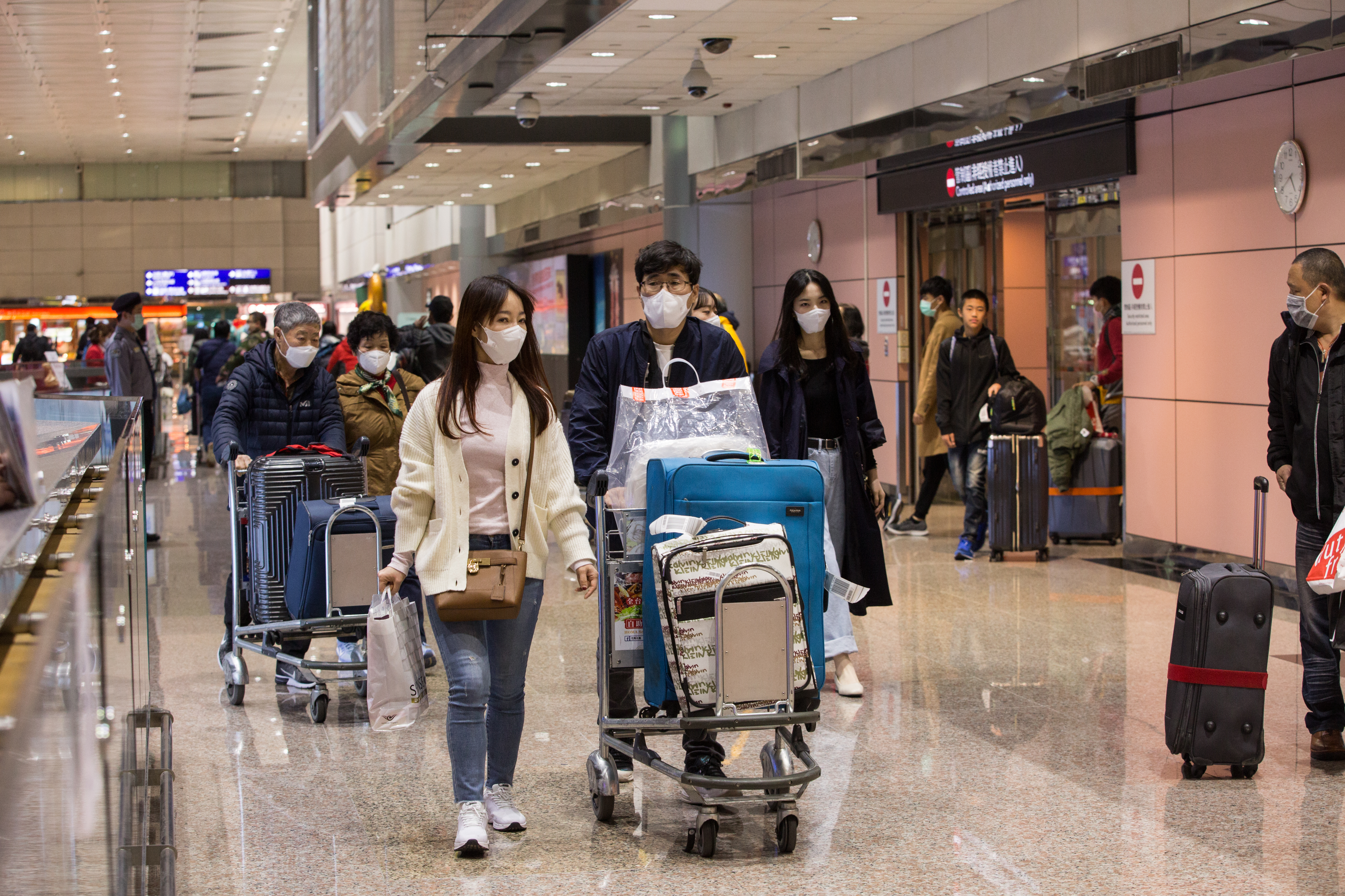 新冠疫情歷經2年多，國人都期盼盡快解封邊境。