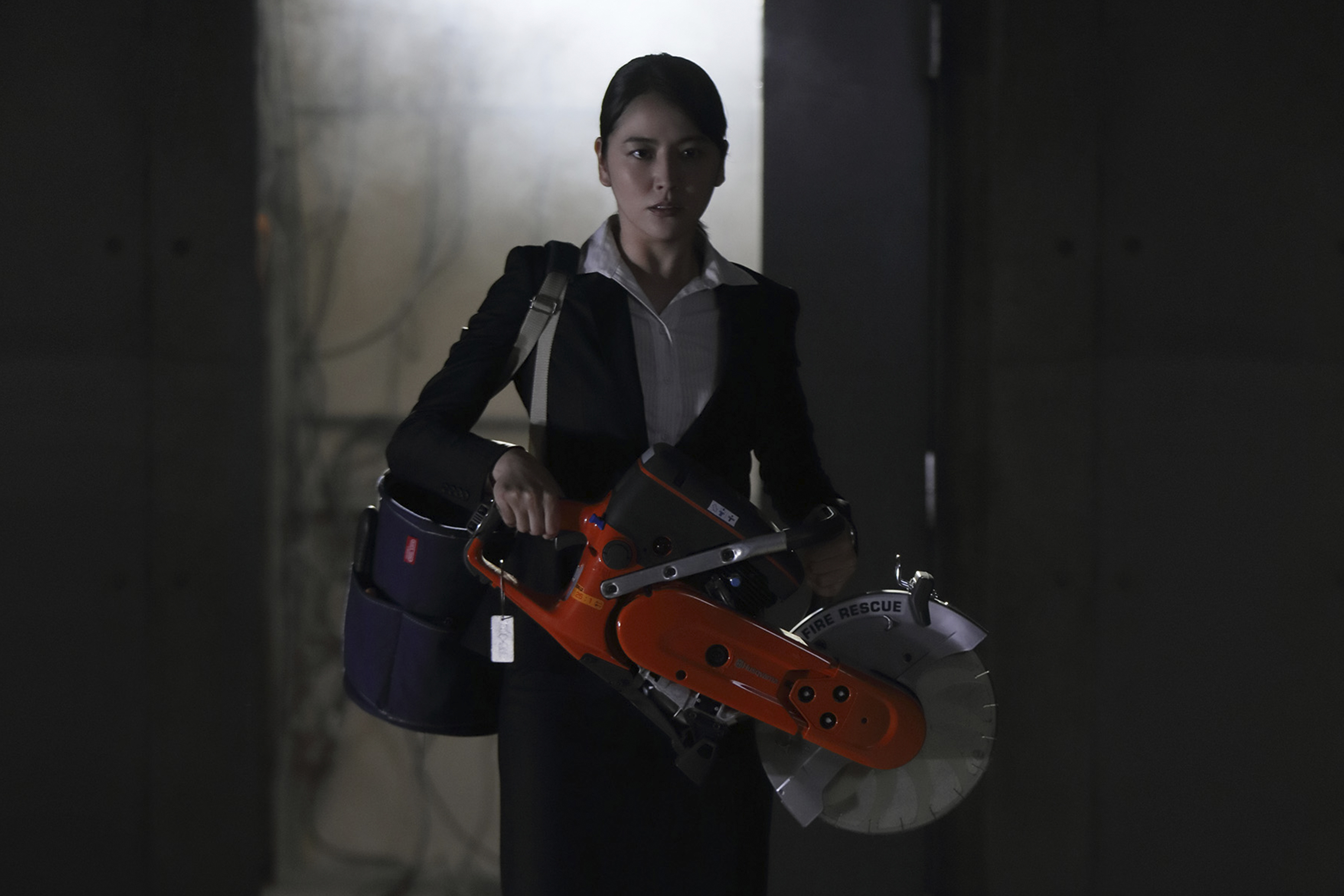 長澤雅美在《新．超人力霸王》飾演分析官，掄起電鋸救援男主角齋藤工。（野獸國提供）