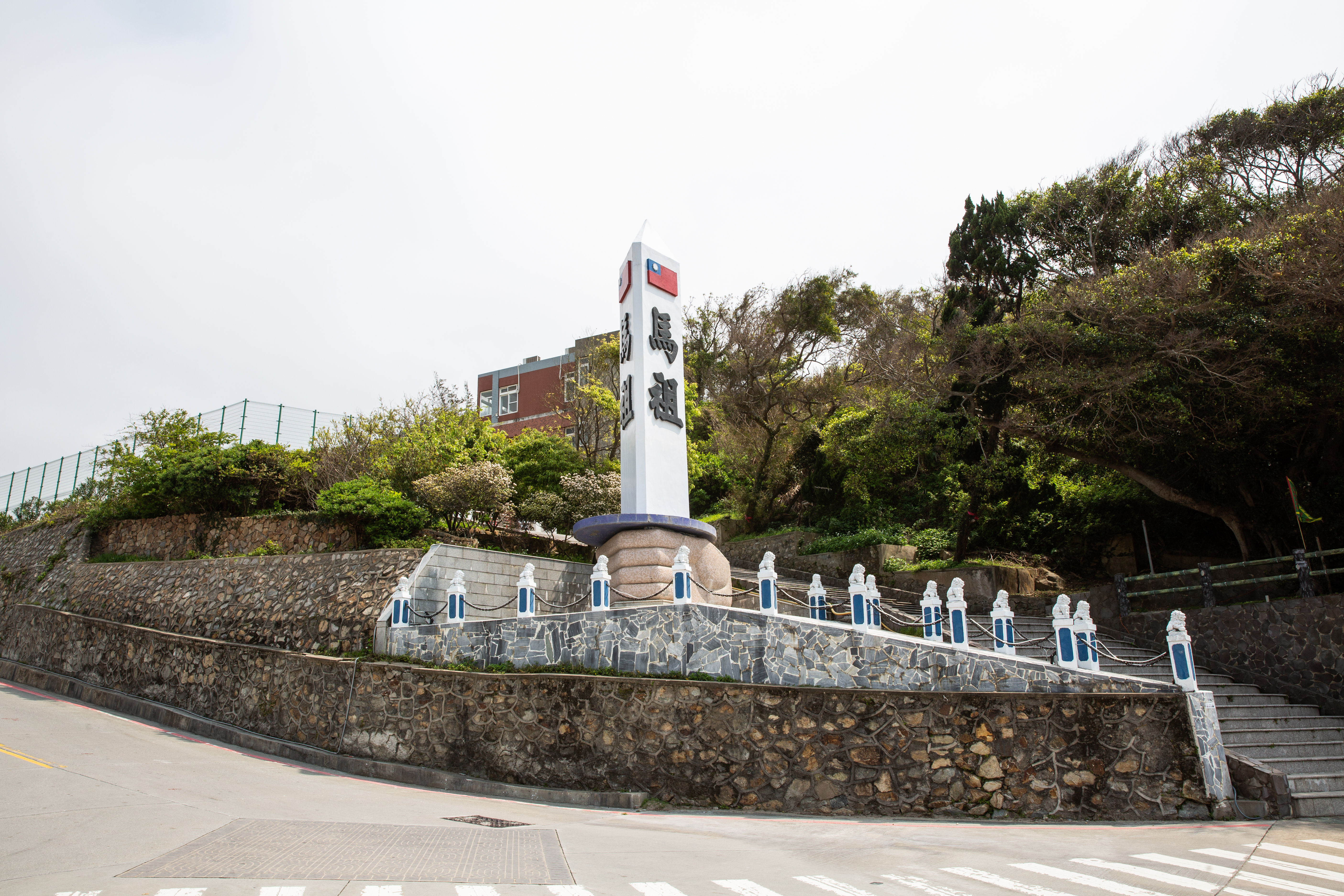 陸軍馬防部表示，所屬副參謀長杜姓上校上午被發現臥倒寢室內，送醫搶救不治。