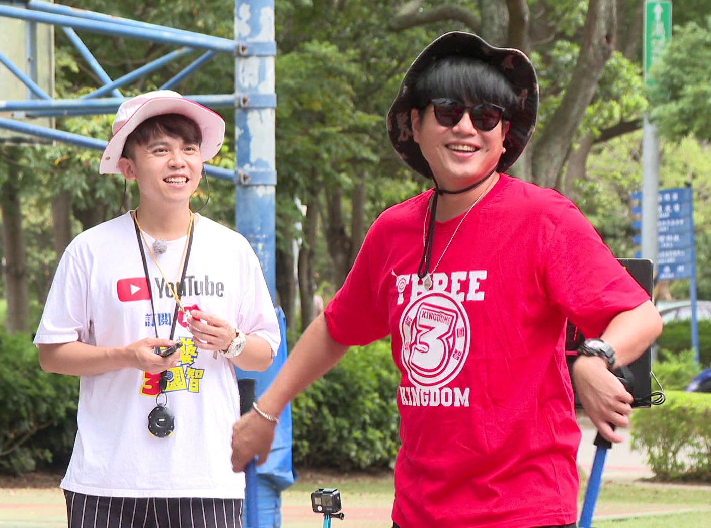 李易（右）玩遊戲出包失分露出尷尬表情。（台視提供）