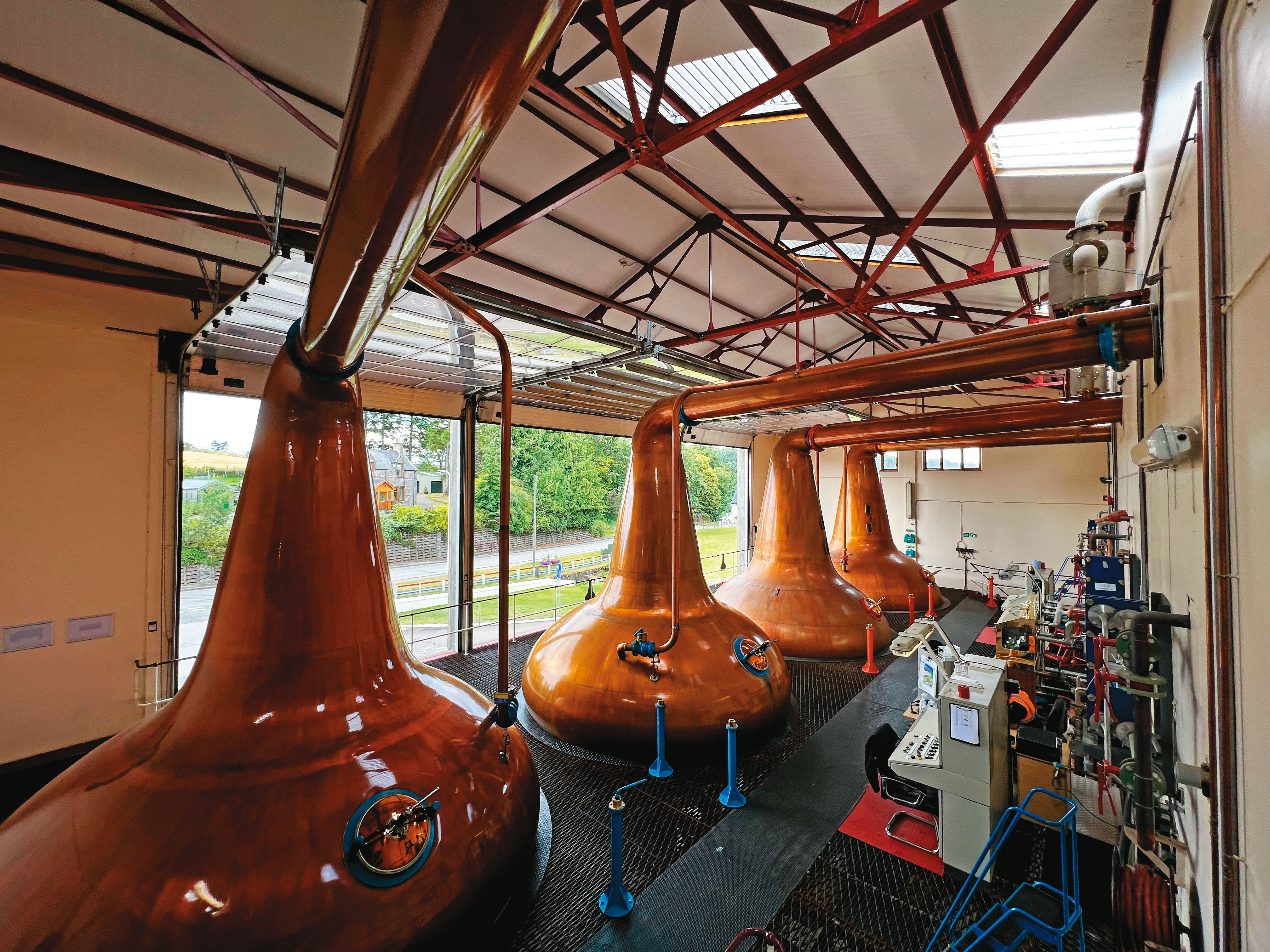 魁列奇僅有2對蒸餾器，產量著實有限。選用水平的林恩臂，希望創造出酒廠特有的厚實酒體。