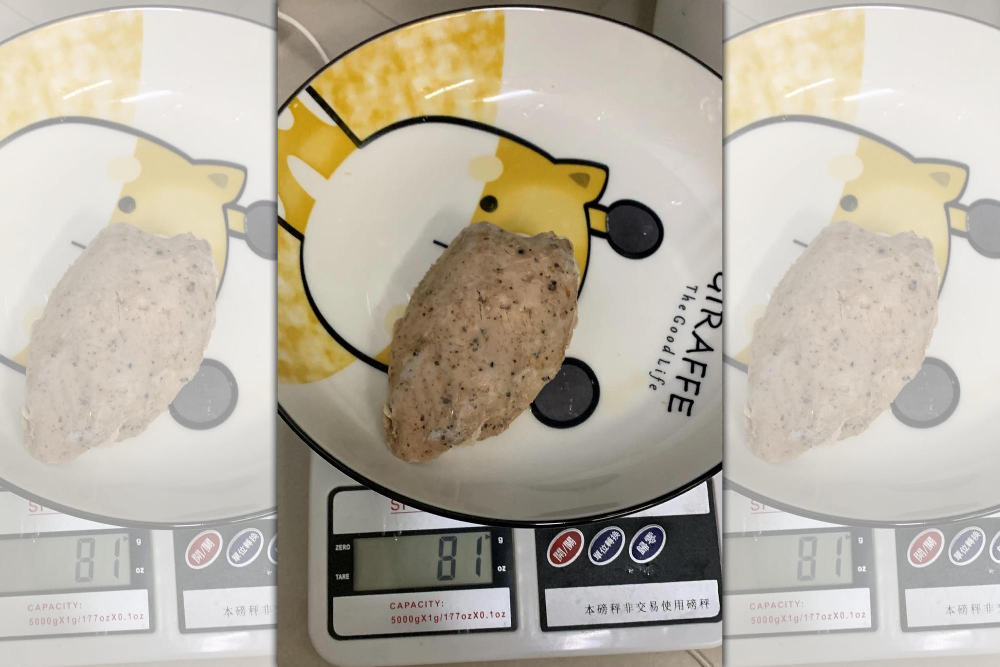 一名網友抱怨,YouTuber聯名雞胸肉標榜100克,結果一秤僅81克,認為應該標示清楚。(翻攝自Dcard)