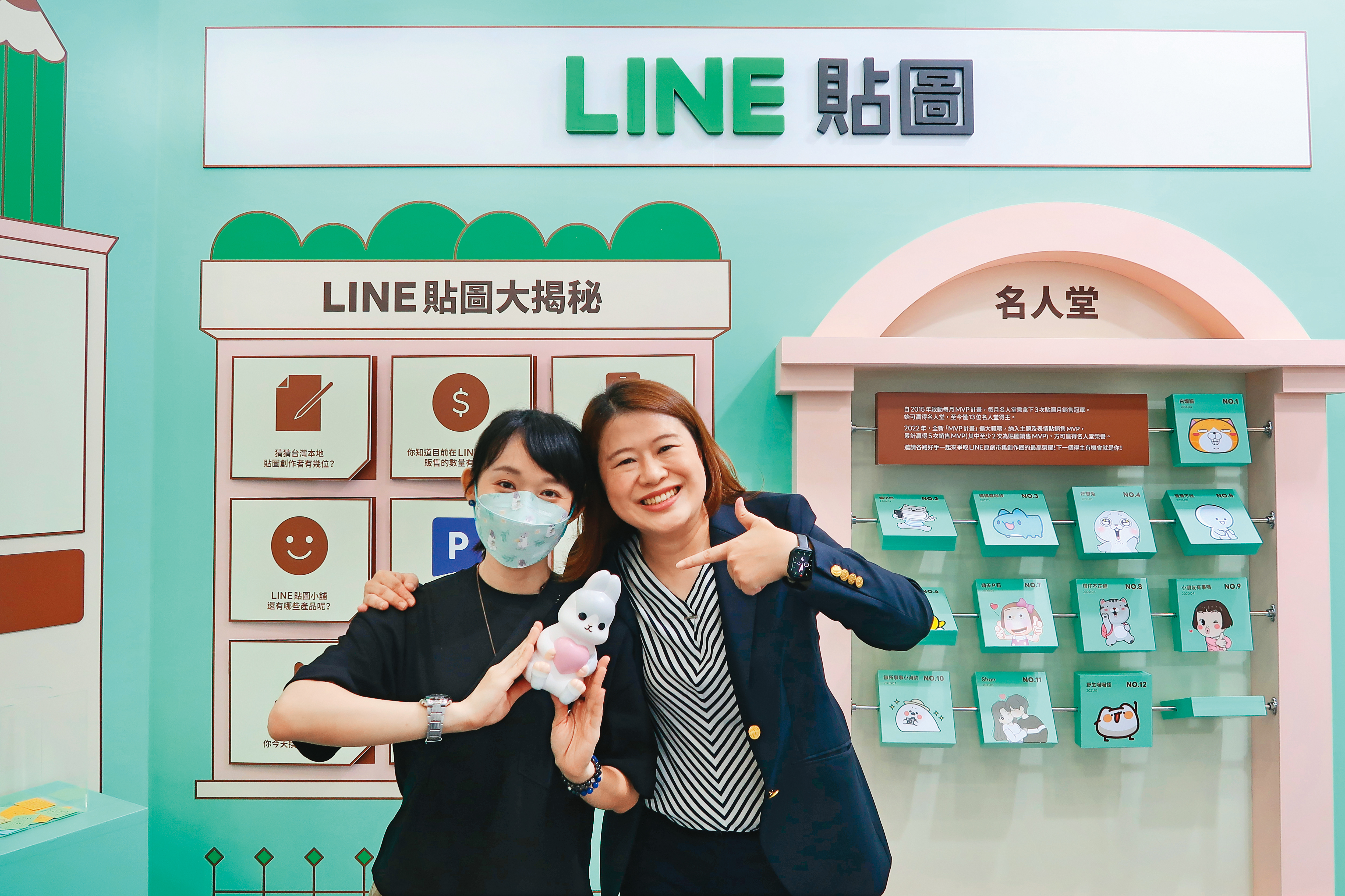 呂苔君（右）率領的LINE台灣貼圖團隊扶植本土IP，擴大原創角色的產業規模。左為台灣知名貼圖「ㄇㄚˊ幾兔」作者YUKIJI。（LINE提供）