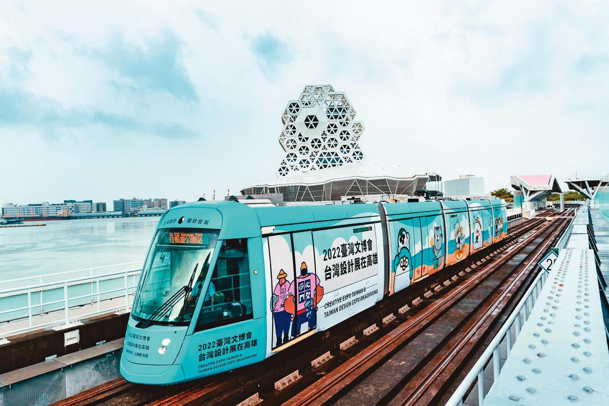 高雄輕軌推出貼圖角色的彩繪車身。(翻攝自陳其邁臉書)