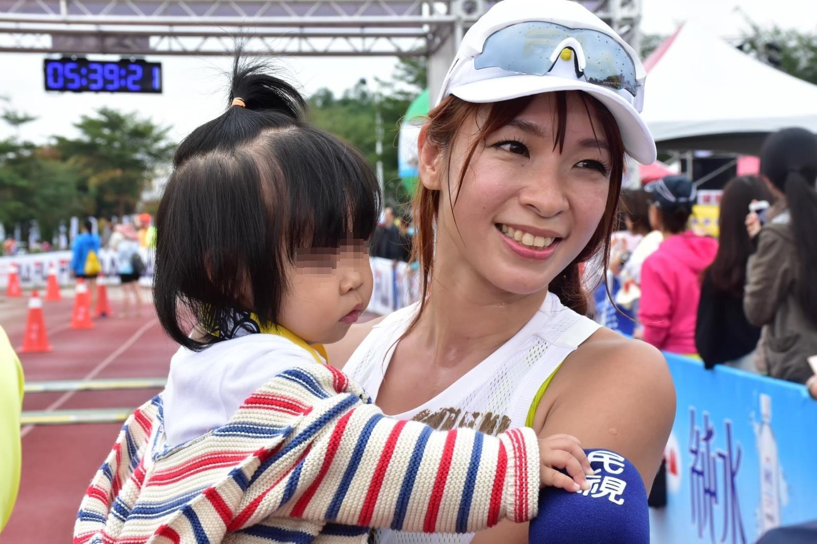 段慧琳自女兒1歲就帶著出外景。（段慧琳提供）
