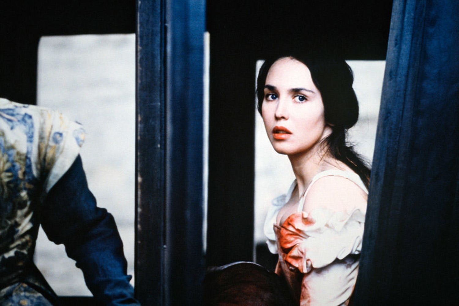 法國女星伊莎貝艾珍妮在《瑪歌皇后》的扮相，讓電影充滿了各種華麗的極限，對照出追求愛情的至死不渝。（車庫娛樂提供）