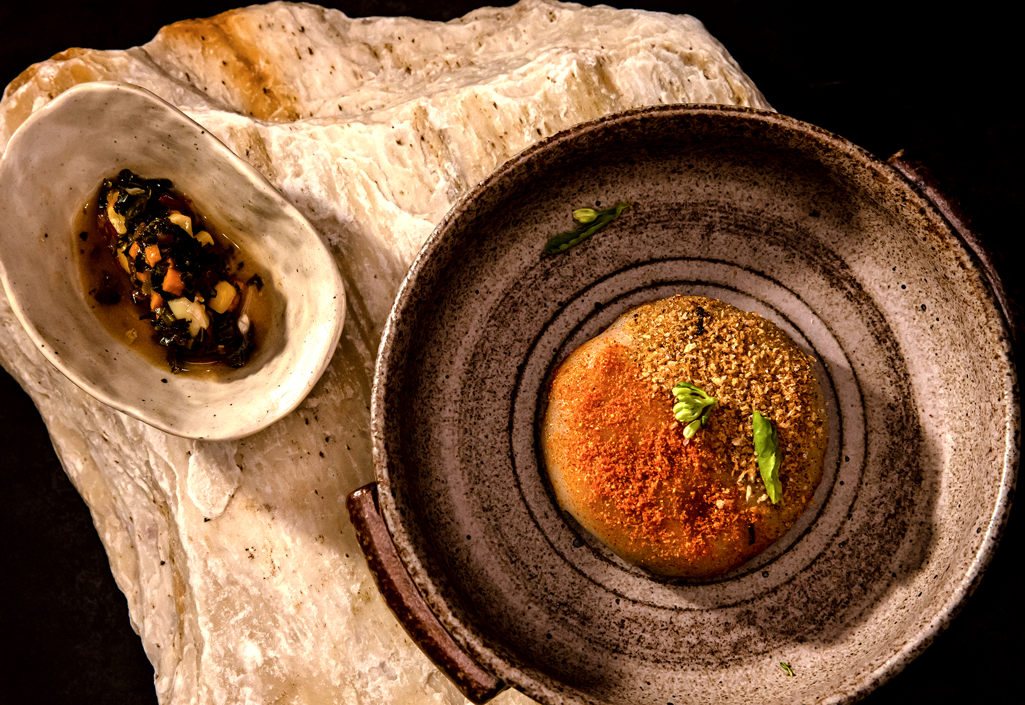 帶有主廚Tim視角的「她從台中來，當然要有鹹味的韭菜盒子」，軟糯酥香。（Dew-chef's wine and gourmet提供）