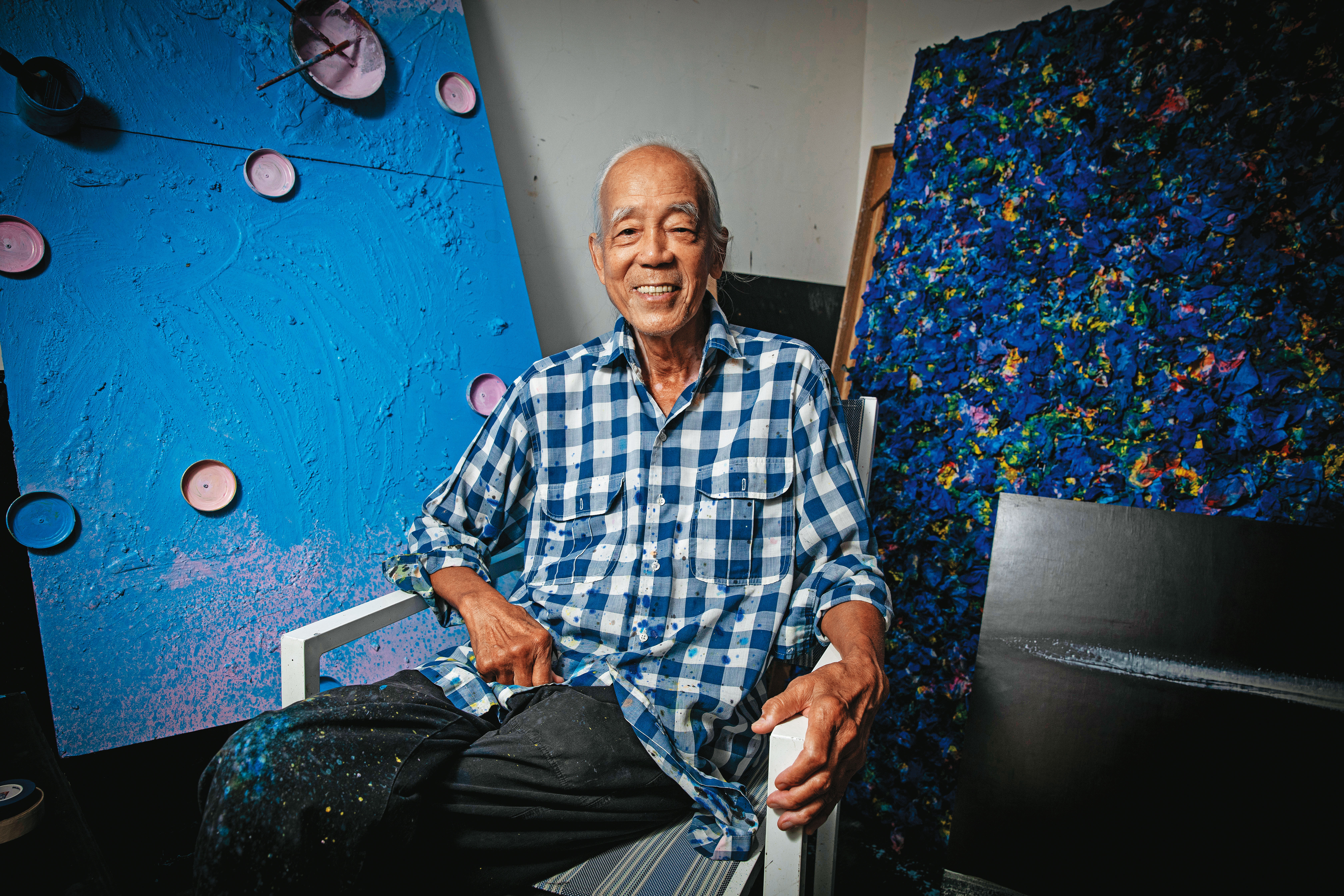 江賢二的畫室，他的衣鞋都沾了不少油彩。