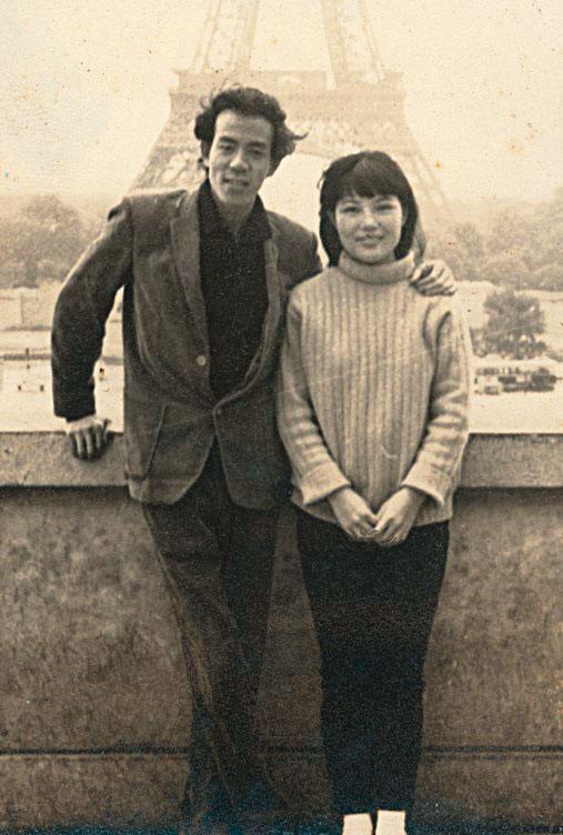 江賢二與妻子范香蘭年輕時於巴黎鐵塔前。(江賢二提供)