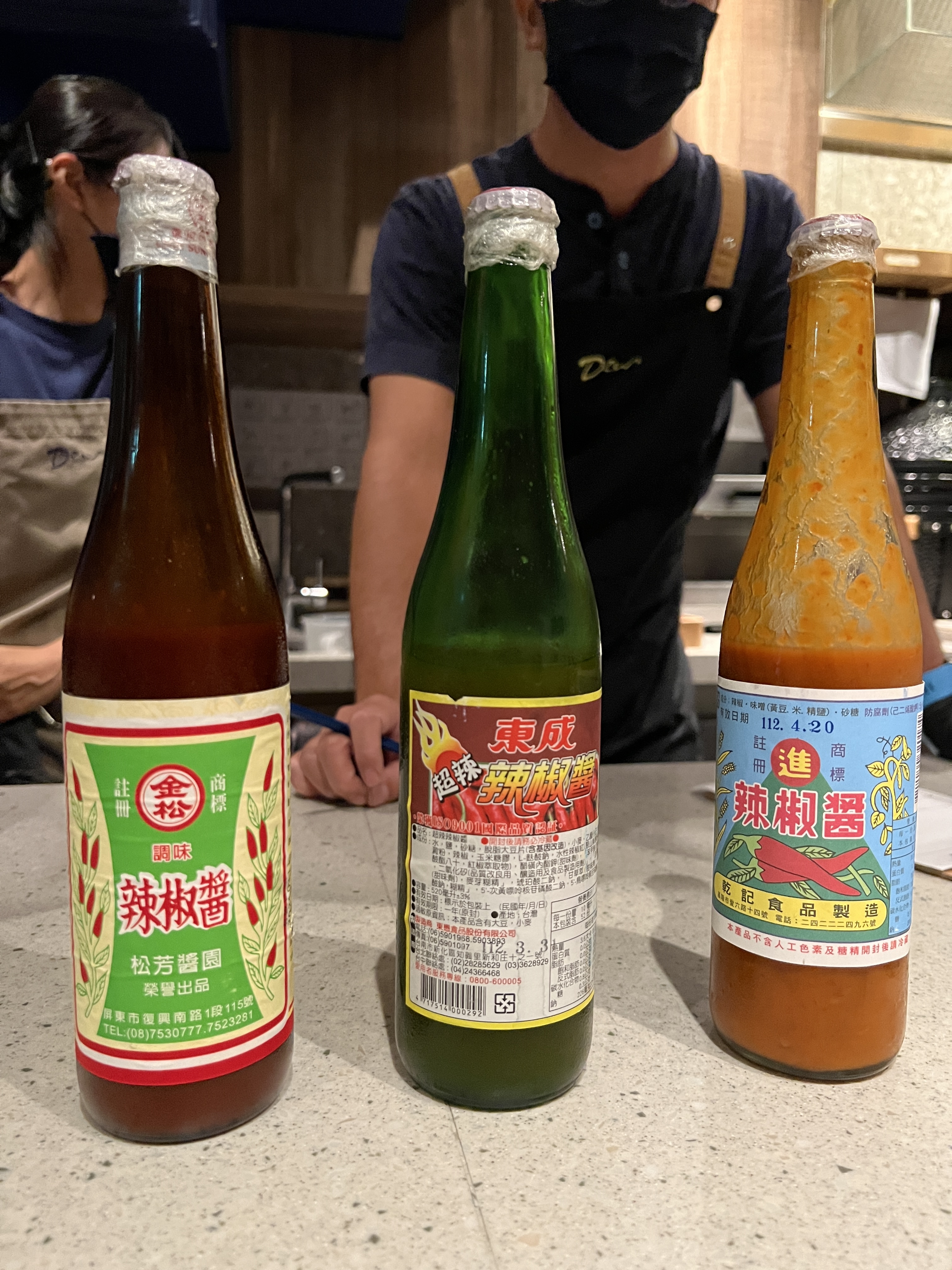 品嘗「她從台中來，當然要有鹹味的韭菜盒子」之前，會從3款醬料任選一款搭配。