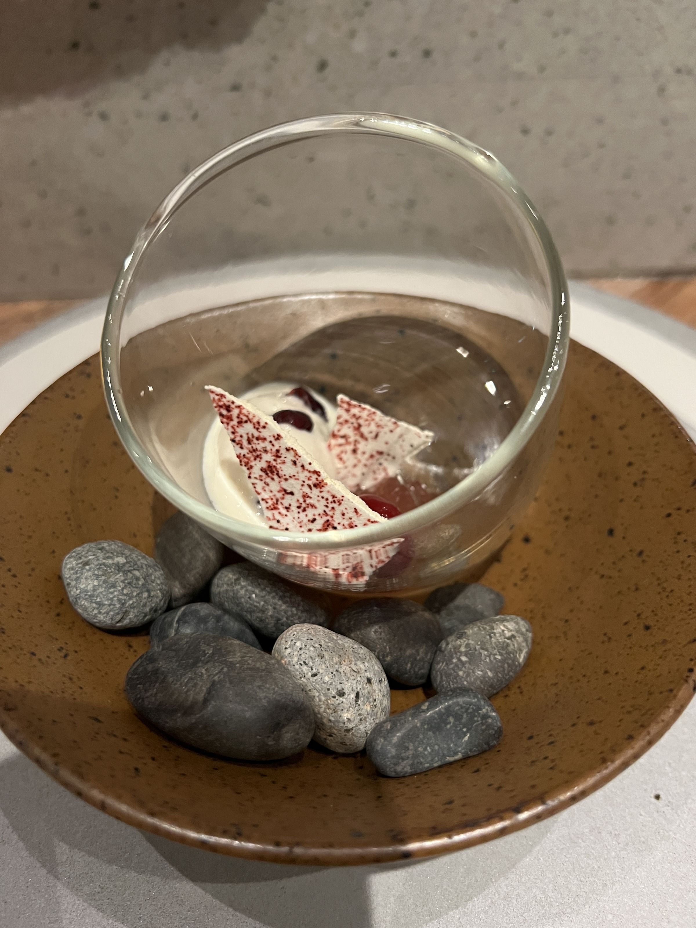 前甜點是煙燻冰淇淋搭配蛋白霜片，風味平衡。