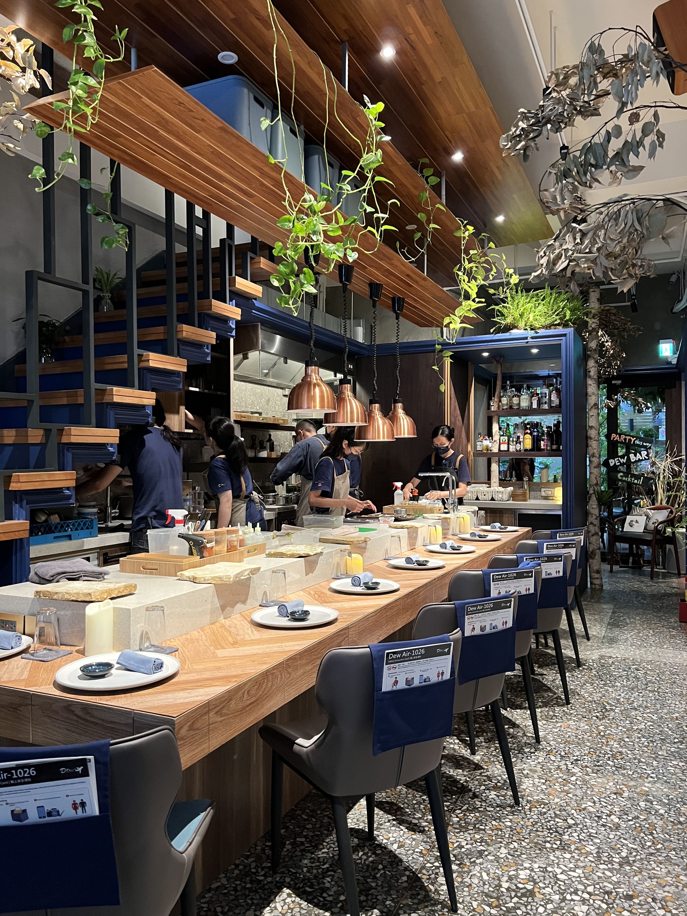 「Dew-chef's wine and gourmet」在椅背上放進登機須知，邀請饕客透過料理前往加拿大卡加利。