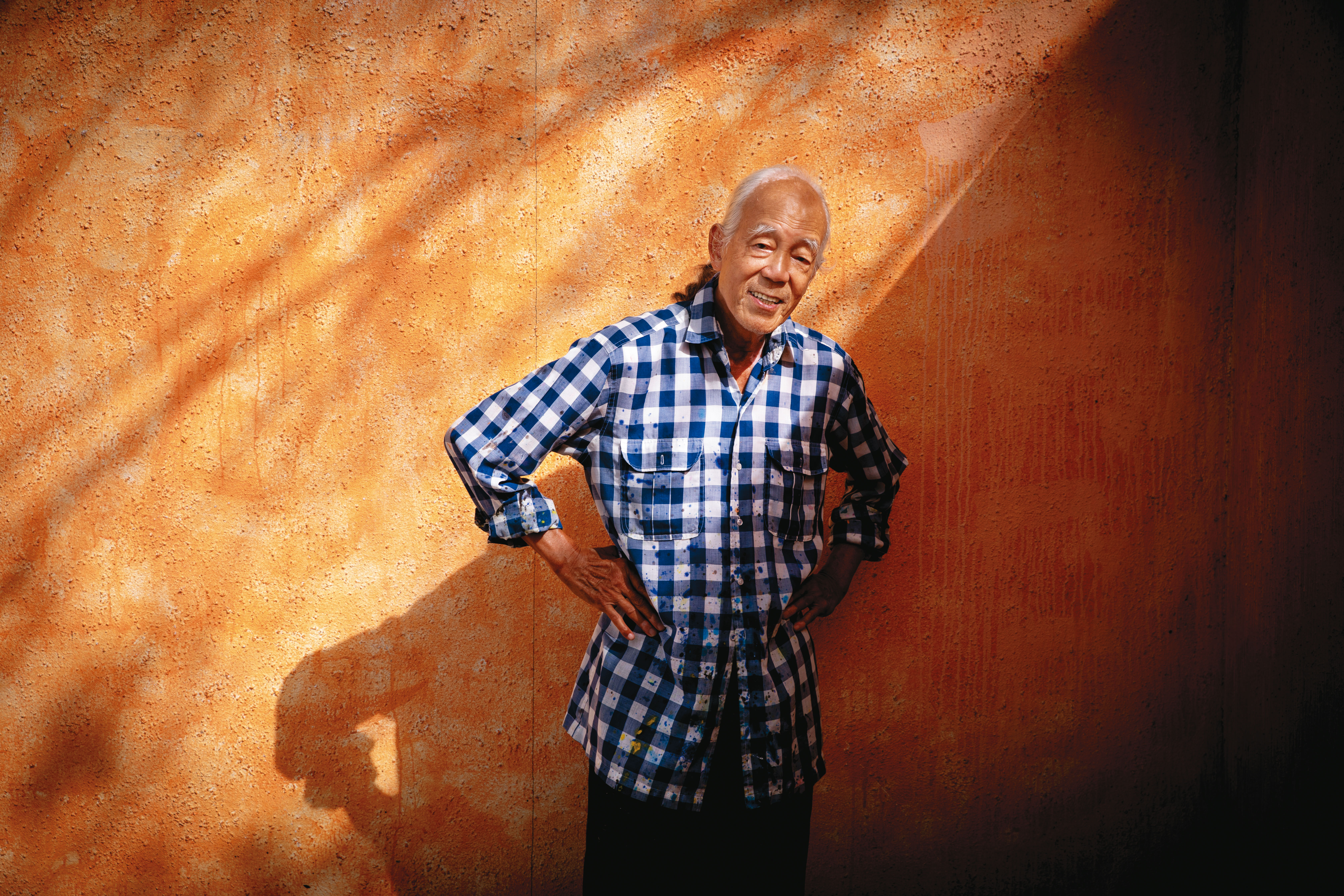 搬到台東後的江賢二變得開朗明亮，連院子外牆他都親手漆成溫暖的橘黃色。