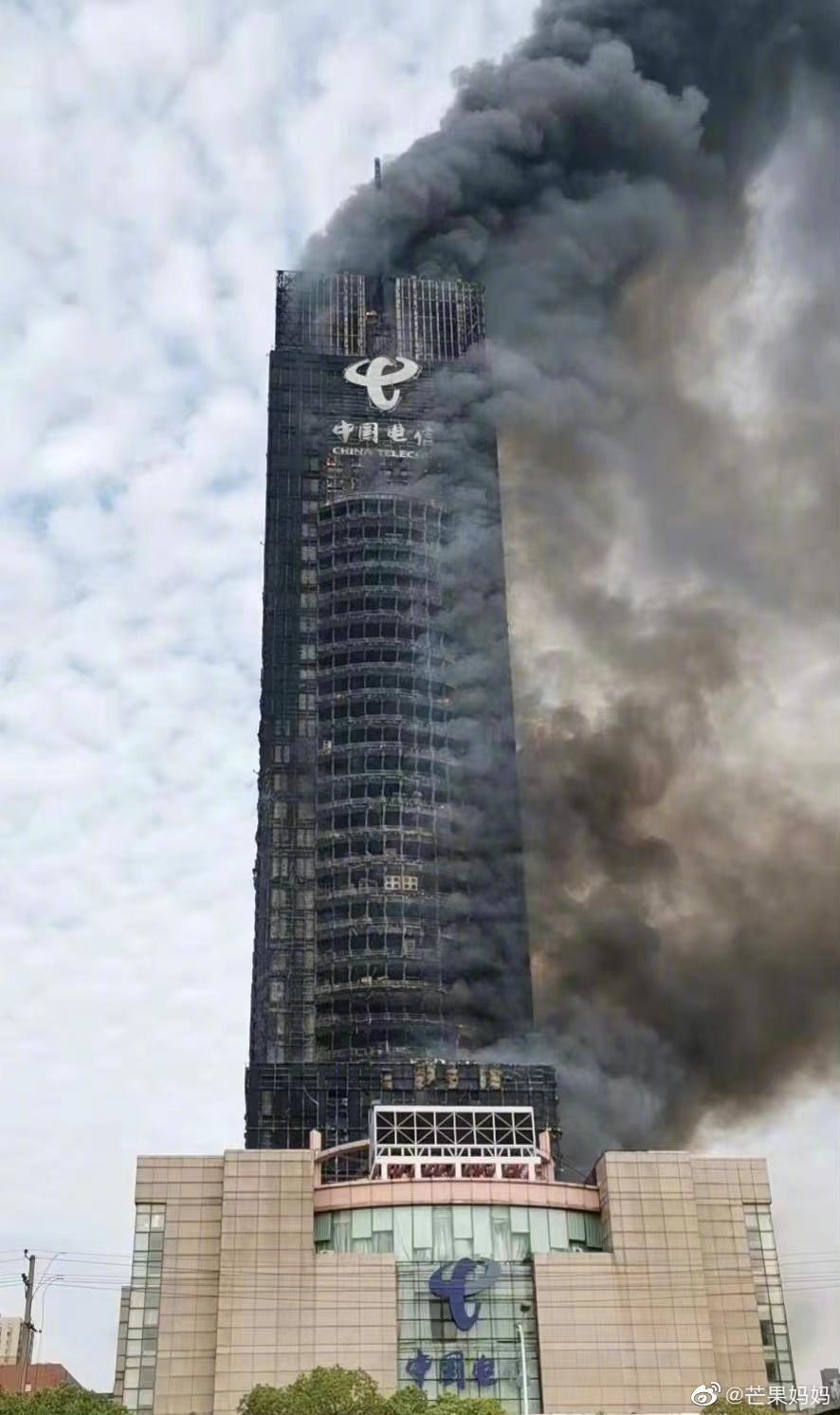 大火幾乎把大樓的一大面都燒黑。(翻自微博)