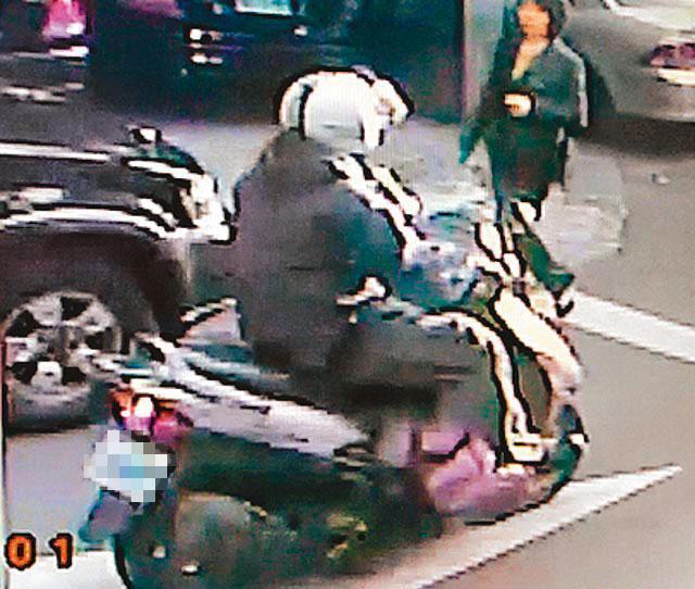 王淵在犯案後換裝、並騎乘偷來的機車逃逸,身影被監視器清楚拍下。(警方提供)
