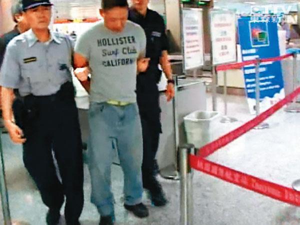 雨衣大盜王淵(中)準備搭機潛逃出境,所幸警方及時攔截逮捕。(翻攝東森新聞)