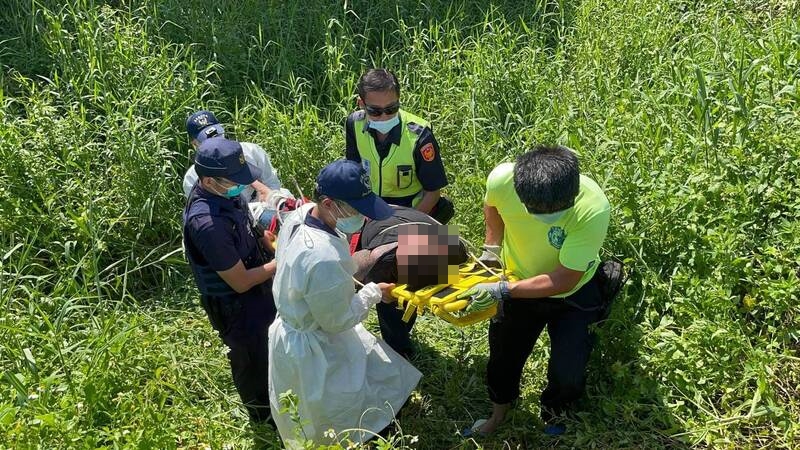 有位男子突然情緒失控，聲稱要追火車誤闖鐵軌狂奔，最後被警方壓制送醫。（翻攝自網路）