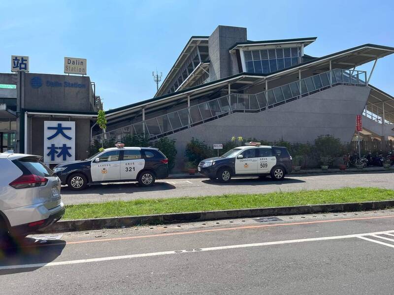 台鐵嘉義大林站昨天有位男子突然情緒失控,聲稱要追火車誤闖鐵軌狂奔。(翻攝自網路)