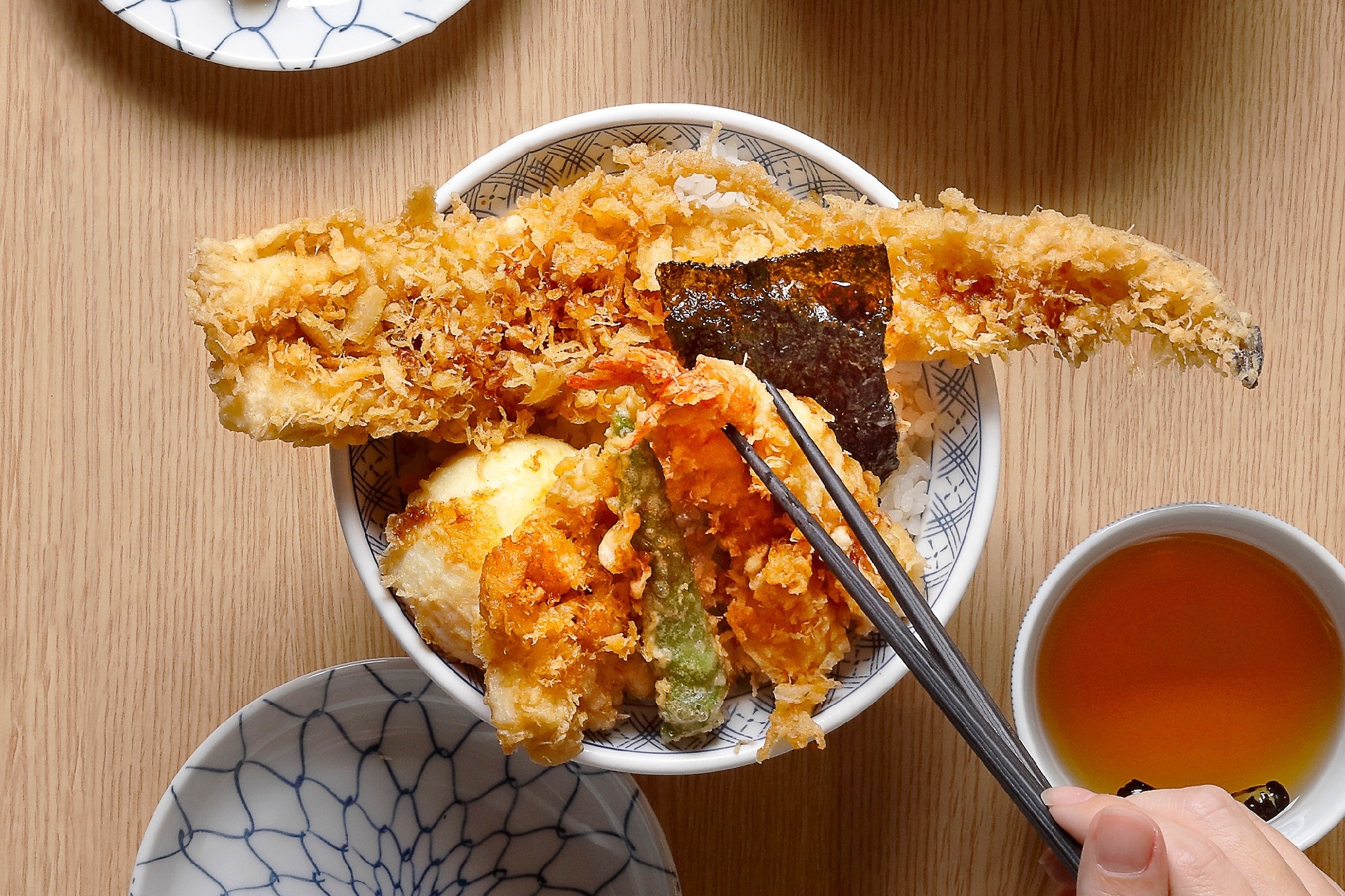 金子半之助最經典的「江戶前天丼」，可吃到長達30公分的穴子，如果買一送一，真的很划算。（439元／份）（香繼光提供）