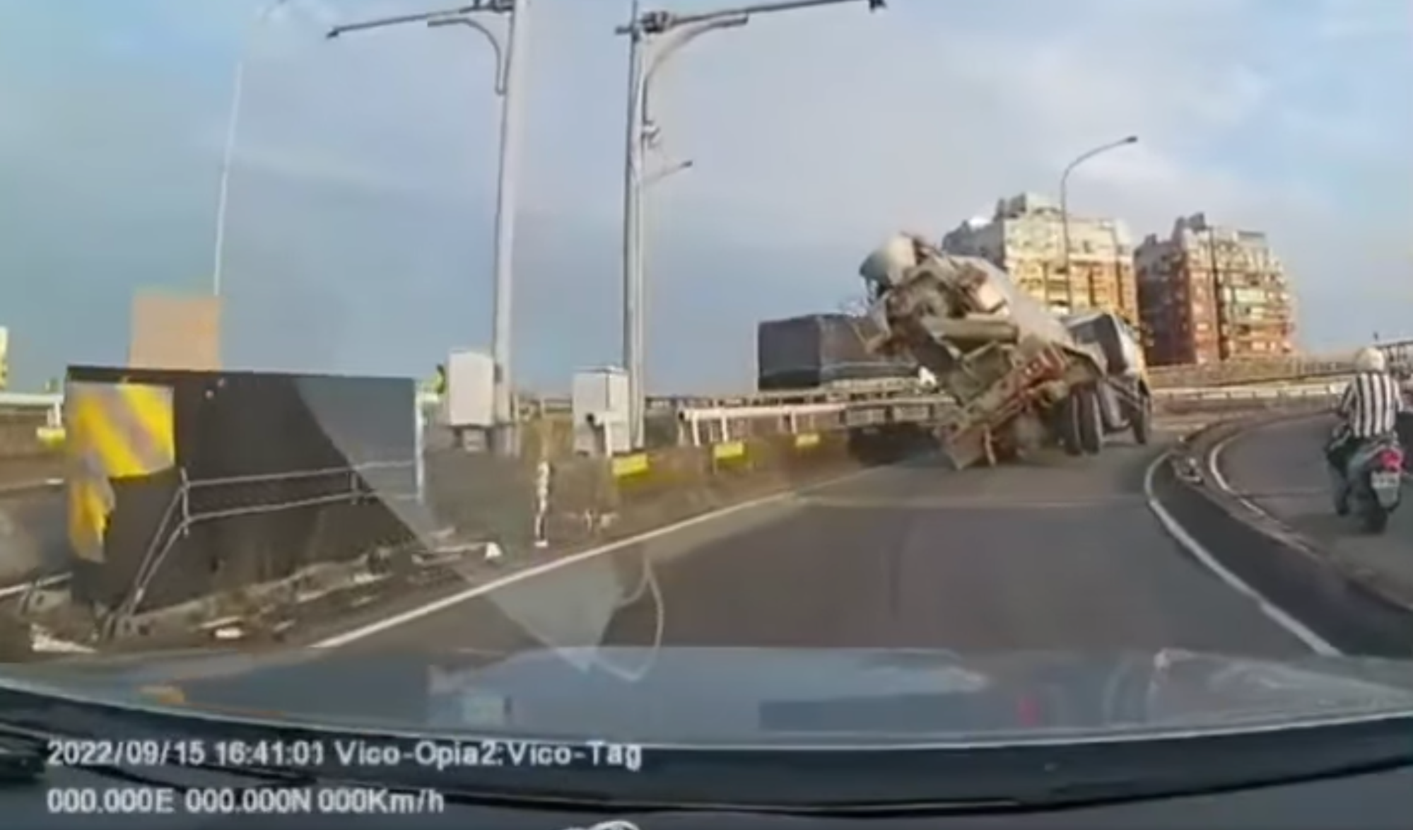 一輛水泥預拌車差點翻下高架橋,嚇壞眾人。(翻攝自爆料公社臉書)