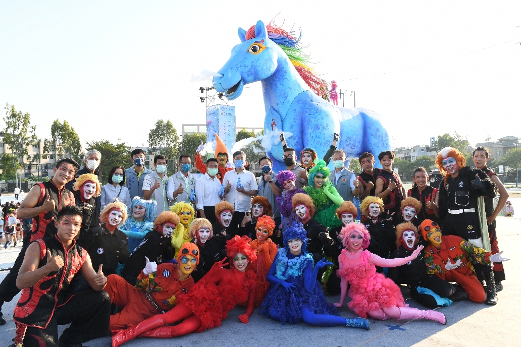 紙風車劇團今在苗栗首演《雨馬》，來自苗栗縣25間國小的學童齊聚，滿滿歡笑聲。（紙風車劇團提供）