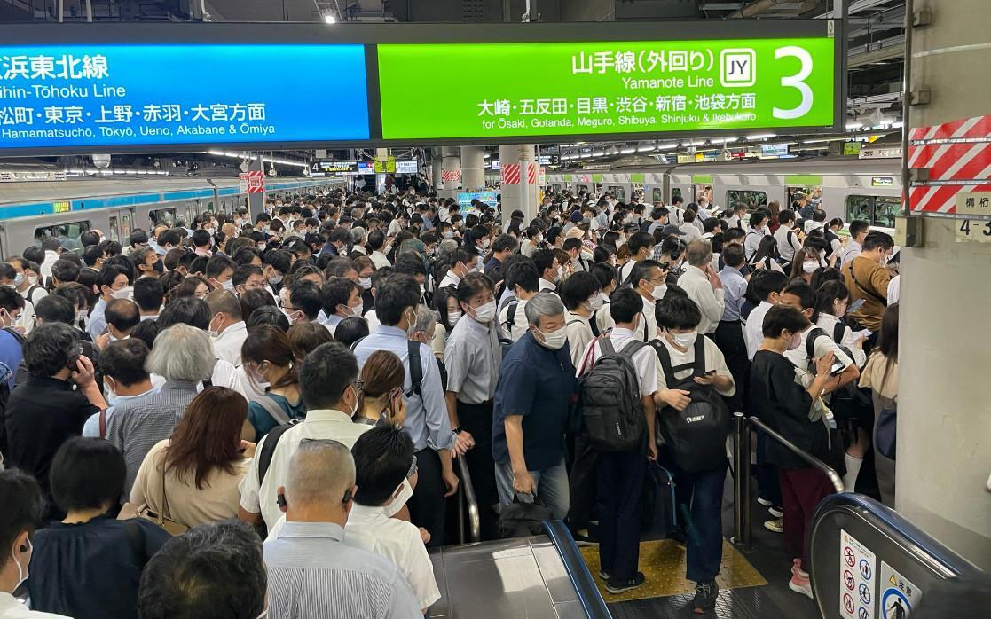 2名白人男女闖入地鐵鐵軌,酒後脫序躲草叢半裸玩親親,造成東京重要通勤路線山手線與埼京線電車大停擺。(翻攝推特)