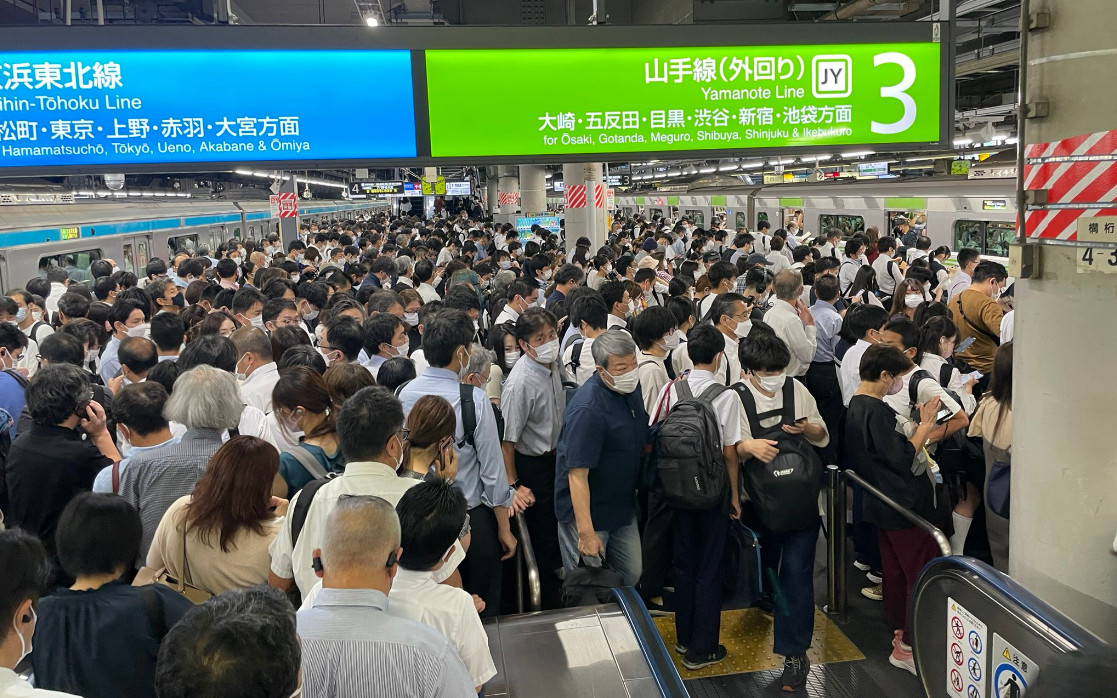 2名白人男女闖入地鐵鐵軌，酒後脫序躲草叢半裸玩親親，造成東京重要通勤路線山手線與埼京線電車大停擺。（翻攝推特）